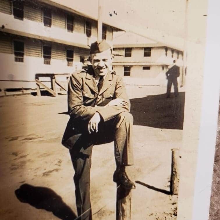 クリスティン・ベルさんのインスタグラム写真 - (クリスティン・ベルInstagram)「This cutie pie is my grandpa Bernie. He was one of my best friends. He used to call my voicemail and sing love songs in polish when I was in college. I am so thankful to him, and all who served to keep this the land of the free. 🇺🇸」11月12日 11時33分 - kristenanniebell