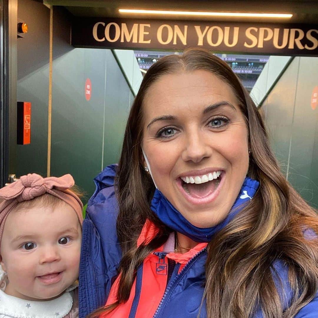E! Onlineさんのインスタグラム写真 - (E! OnlineInstagram)「Soccer superstar and mama Alex Morgan is back with a new fan: her baby girl, Charlie. Swipe for family goals. ➡️ (📷: Instagram)」11月12日 11時33分 - enews