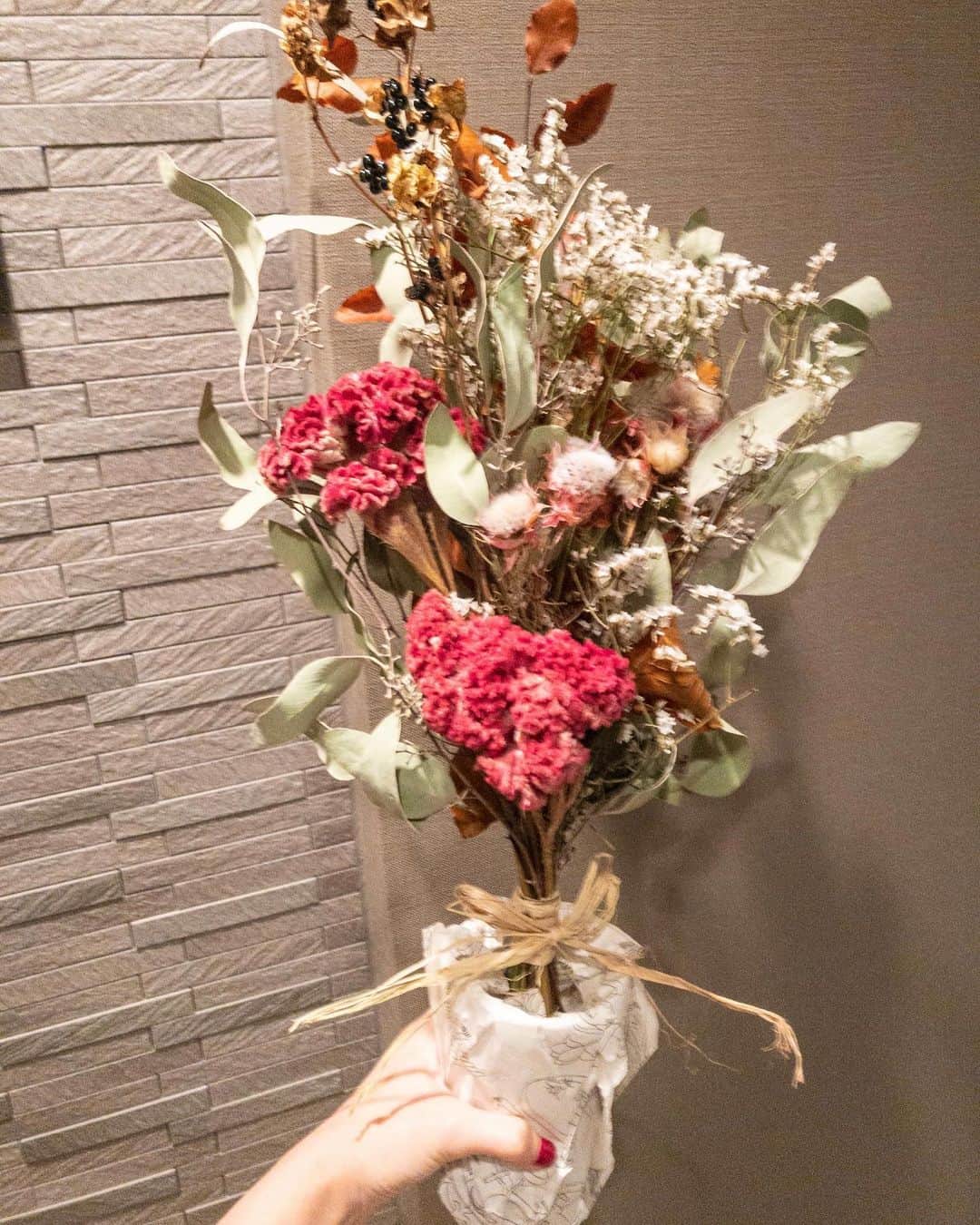 星野みちるのインスタグラム：「あすかちゃんと吉良さんにいただいた、ドライフラワー♪( ´▽｀) かっこいいー！ プレゼントの包装紙がかわいかったので花瓶に巻き付けました(*´ω`*) #お花　#お花のある暮らし  #ドライフラワー　#flowers  #プレゼント　#present」