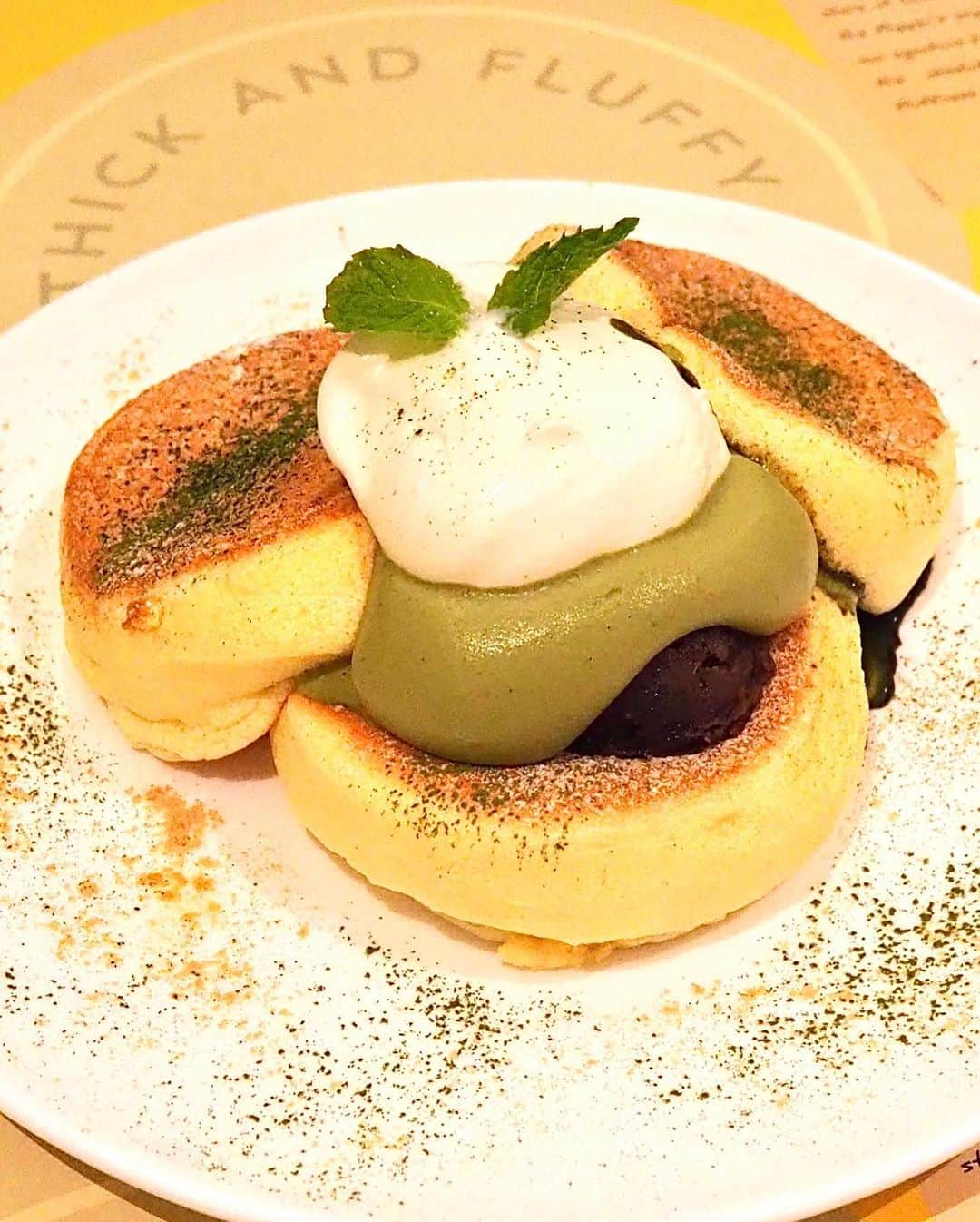 Li Tian の雑貨屋のインスタグラム：「Matcha Kiseki Pancake ($19.80++) 🍵 This was made with quality matcha from Kyoto and paired with azuki beans and matcha honey. The matcha cream itself wasn’t overly sweet nor bitter, ideal for those who prefer a lighter taste for the pancakes. Nonetheless it couldn’t mask the sweetness of the red beans and matcha honey, which could possibly be an optional add-on instead.  • • #musttry #singapore #desserts #igersjp #yummy #love #sgfood #foodporn #igsg #ケーキ  #instafood #beautifulcuisines #sgbakes #bonappetit #cafe #cakes #bake #sgcakes #スイーツ #pastry #sgcafe #cake #japan #パンケーキ #pancake #flippers #japanese #matcha #kyoto #抹茶」