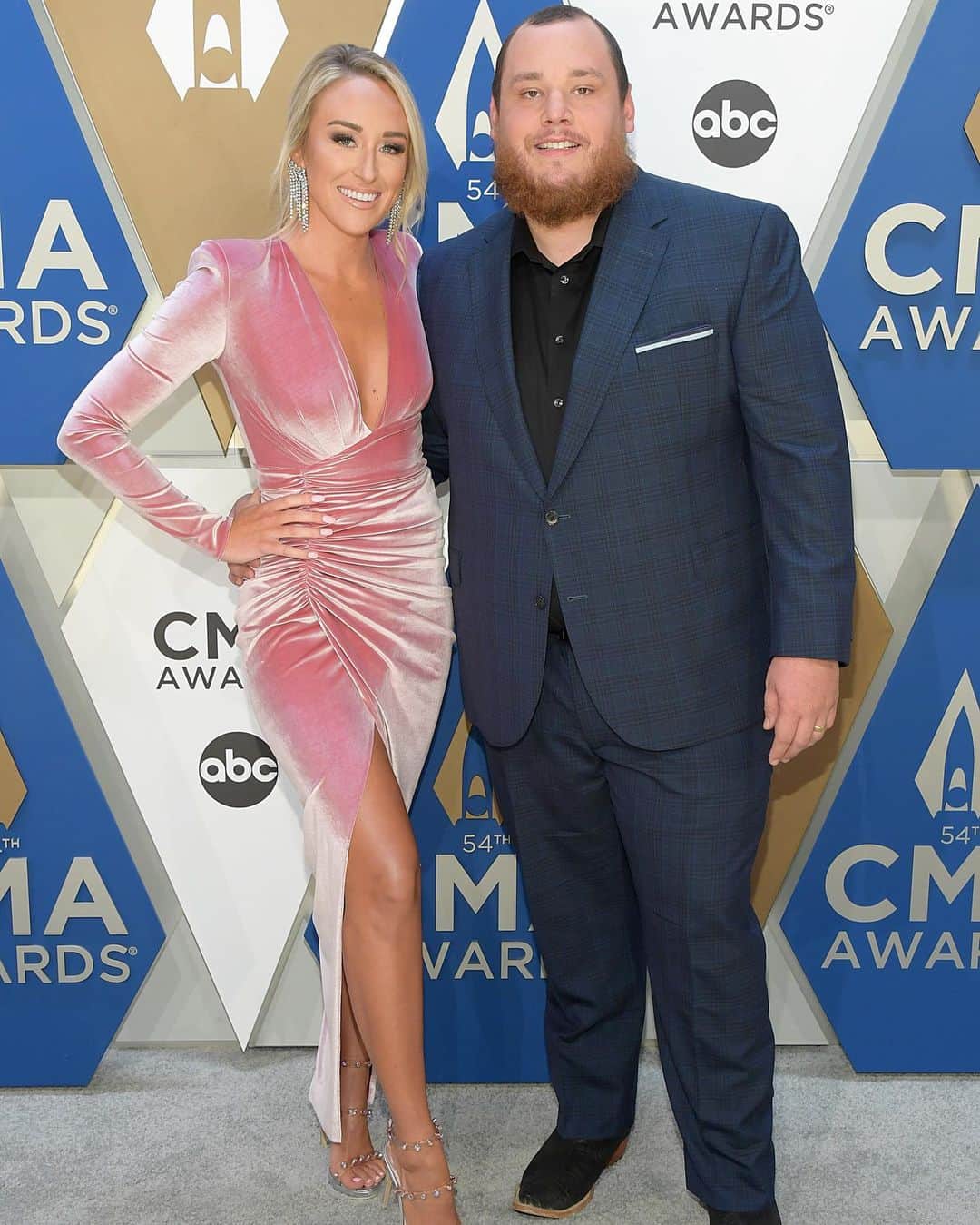 Just Jaredさんのインスタグラム写真 - (Just JaredInstagram)「@lukecombs is joined by wife @nicohocking at the @cma awards #LukeCombs #NicoleHocking  #CMAAwards Photos: ABC, Getty」11月12日 11時30分 - justjared