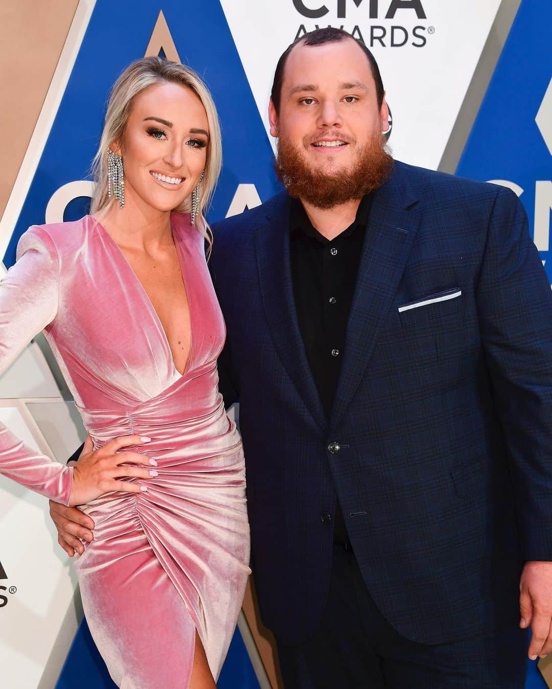 Just Jaredさんのインスタグラム写真 - (Just JaredInstagram)「@lukecombs is joined by wife @nicohocking at the @cma awards #LukeCombs #NicoleHocking  #CMAAwards Photos: ABC, Getty」11月12日 11時30分 - justjared