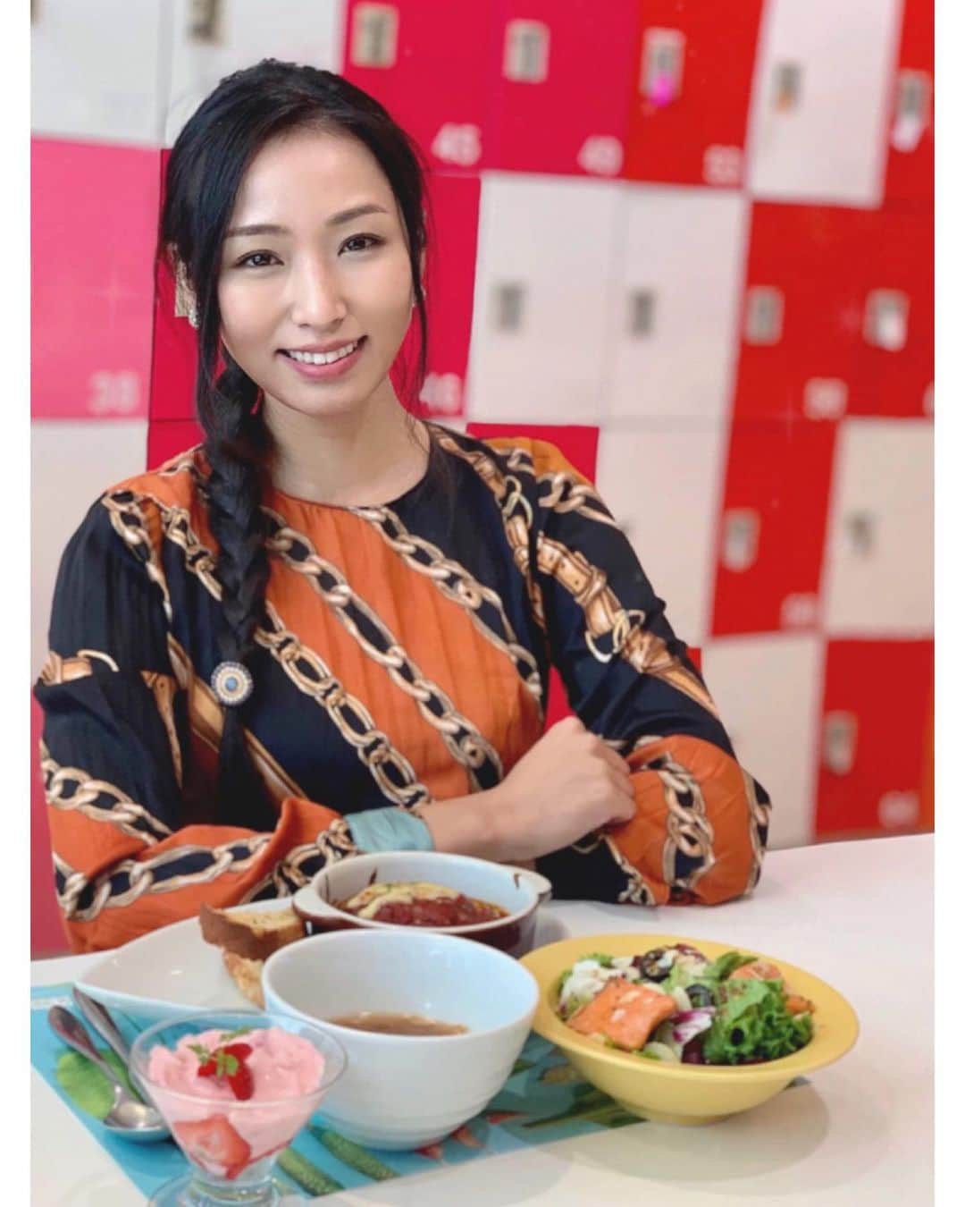 のインスタグラム：「⭐️粗挽きダブルチーズハンバーグ ⭐️グリルサーモンのマスタードドレッシングサラダ ⭐️ガーリックトースト ⭐️ベーコンオニオンスープ ⭐️ベリーヨーグルトムース . ハンバーグは、ひき肉に粗みじん切りにしたバラ肉を加えて肉肉しいジューシーな食感に😋 さらに中にはとろけるチーズ🧀 ナイフを入れると肉汁じゅわ〜🤤 . . ⭐️メープルシフォン🧁 砂糖の代わりにメープルシュガーを使ってます🇨🇦 クリームは、生クリームとサワークリームを混ぜているので 甘過ぎず、酸味が好き🥰 #model #撮影 #mc #リポーター #司会 #スポーツmc #モデル #キャスター #神戸麻衣 #料理教室 #秋 #ハンバーグ #手作りお菓子 #シフォンケーキ #お菓子作り #カフェ飯」
