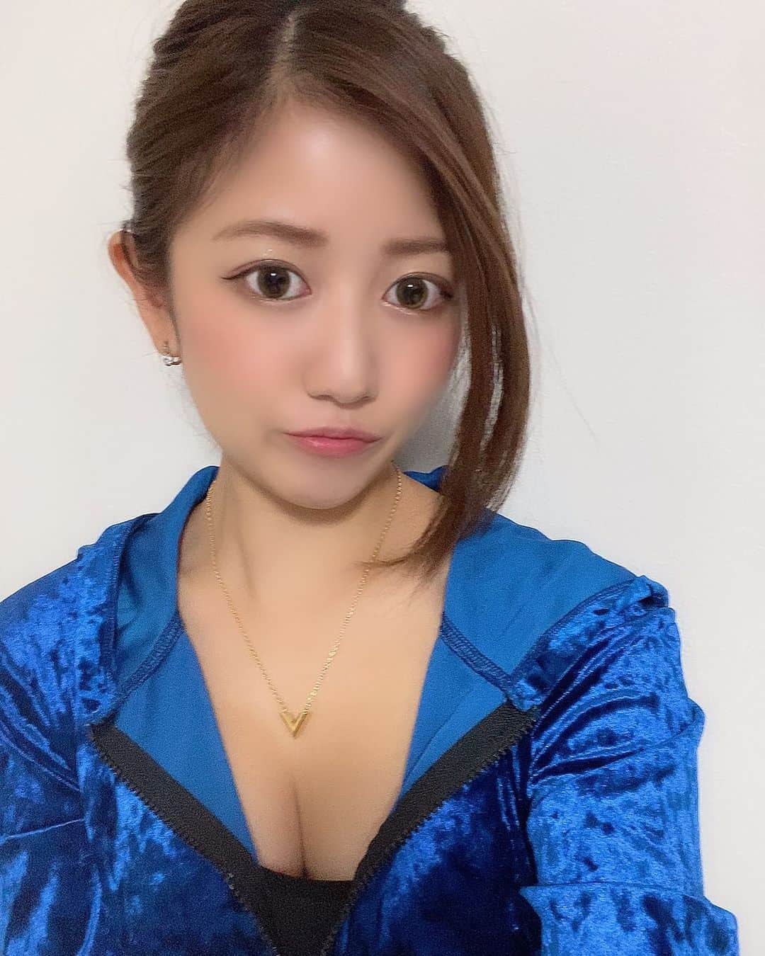 あやなのインスタグラム：「おはようございます☀️ 最近暴飲暴食すぎて太ってきたから今日はジムとエステ🐷🐷🐷 . . 痩せるのは大変だけど太るのは一瞬🥺💦 . またお腹出てきたから頑張らないと。。。 . . #休日の過ごし方 #ジム #パーソナルトレーニング #筋トレ #ボディメイク #エステ #痩身 #ダイエット #美ボディになりたい  #🐷🐷🐷」