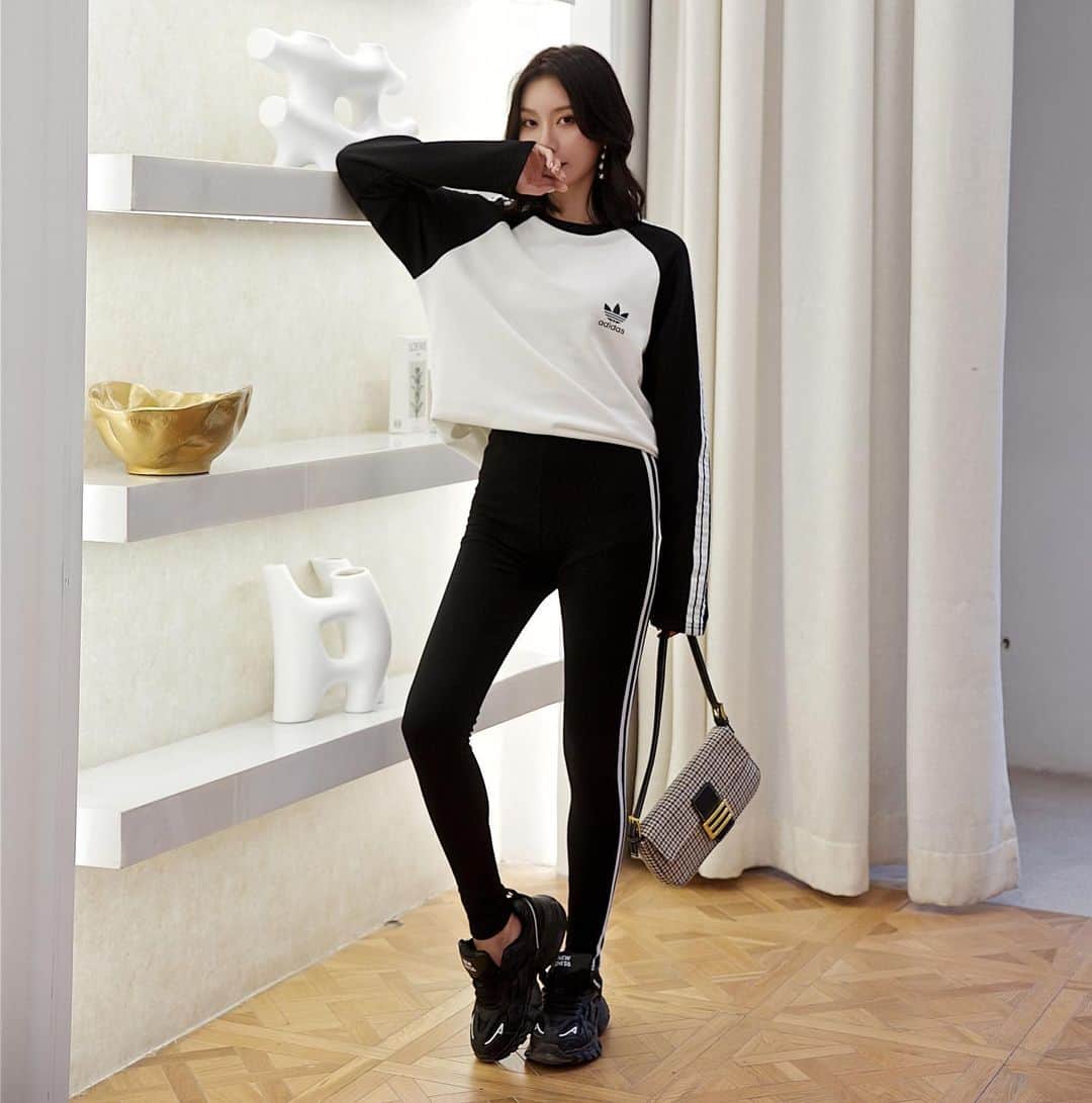 maison de LATIRのインスタグラム：「大人のスポーツカジュアルは機能だけじゃない。 スタイルアップを可能にするからスパイシーな女っぷりもアップ。  ↓ご購入はこちらから↓ @maison_de_latir #maison_de_latir #メゾンドラティール #https://shop-list.com/women/brand/maison-de-latir/」