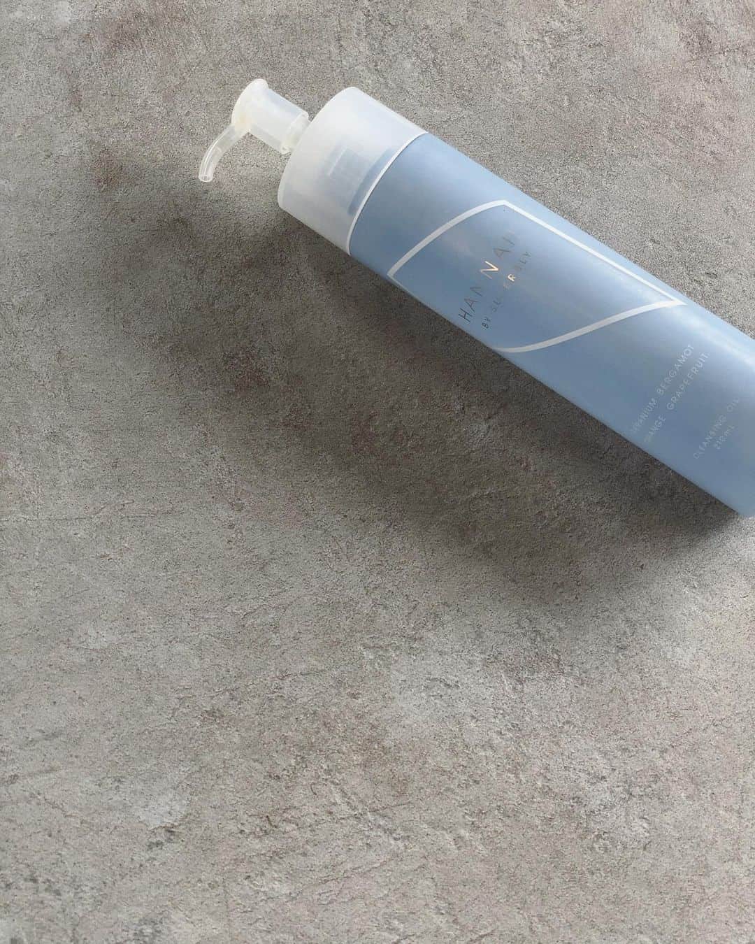 簑島三佳さんのインスタグラム写真 - (簑島三佳Instagram)「お気に入りクレンジングオイル @hannah_by_superbly   使い切ってからレビュー書こうと思ってたから中身はカラ😂  保湿効果の高いものと言う通りメイクはしっかり落ちるのにつっぱらずしっとり保湿してくれる  コメヌカ油、エミューオイル、ビタミンKなど成分を凄くこだわってるから安心して使えるよ  クレンジングがスキンケアで1番大事って見た事あるからこだわっていきたい✨  #HANNAHBYSUPERBLY  #モイスチャークレンジングオイル #hannar #cleansingoil   @superbly_inc  @yoheiharamoto」11月12日 11時37分 - minoshimamika