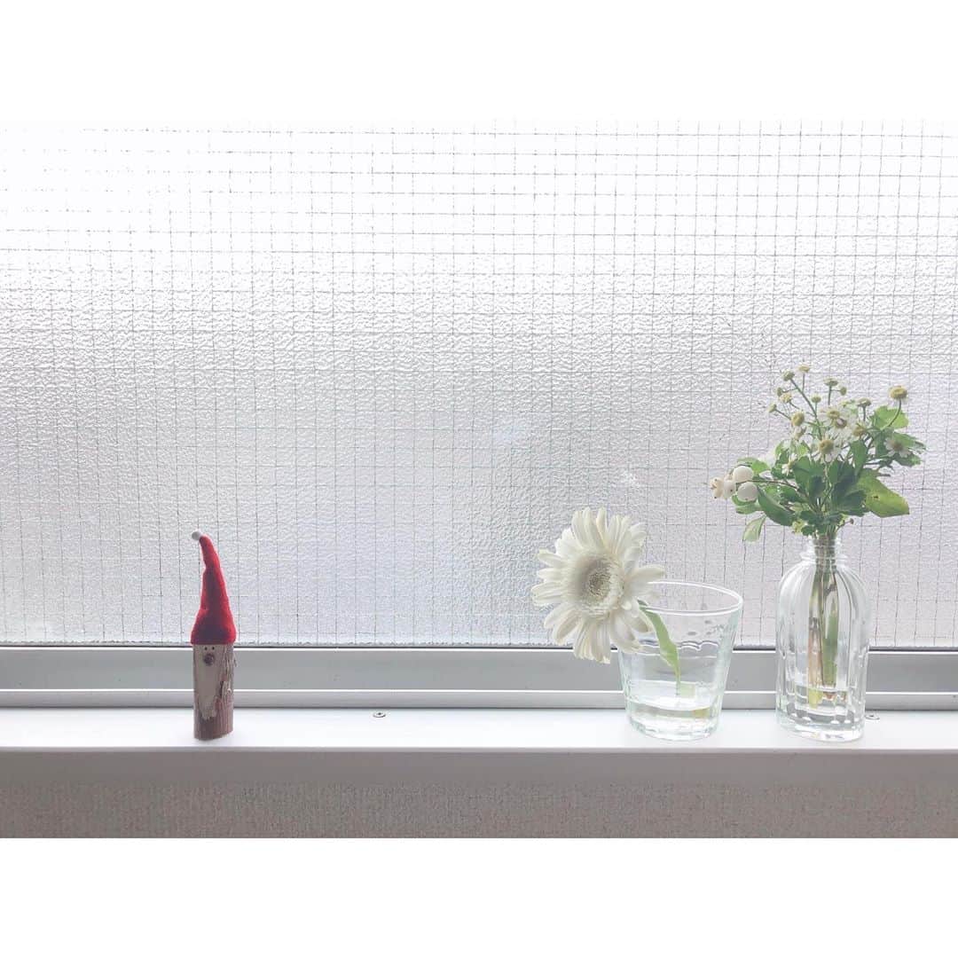 竹中友紀子のインスタグラム：「#窓辺の風景  一目惚れして購入したサンタクロースの置き物。 普段モノを増やしたくないので、こうしたモノは買わないようにしているのですが、出会ってしまったのだから仕方ない^^; お部屋がさりげなくクリスマス仕様になって嬉しい。 そして舞台でいただいたお花が2週間経ってもまだ元気なのも嬉しい。 もうしばらくこの景色を楽しめそうです。」