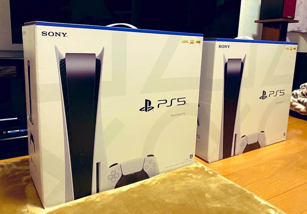 おつぽんのインスタグラム：「PS5届いたーーー！！😆✨ 箱がデカい！！  #ps5 #playstation5」