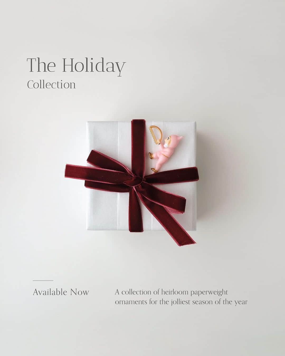 Veronica Halimさんのインスタグラム写真 - (Veronica HalimInstagram)「The Holiday collection is now available online and ship internationally! ⠀⠀⠀⠀⠀⠀⠀⠀⠀ Take this moment to adorn the most wonderful time of the year with ornaments that are filled with beauty and stories — those that will always stir your heart every time you take them out of the box each year. Those that you know you will keep as a family heirloom to be passed down as a treasured inheritance. ⠀⠀⠀⠀⠀⠀⠀⠀⠀ *Comes in a special gift wrapping with little elf decoration (while stock last). Check out the full collection from the link on my profile! —  #truffypi #paperweight #domeproject #glasspaperweight #personalizedgift #handpainted #painting #madetoorder #mixmedia  #calligraphystyling #tabletop #stationery #カリグラフィースタイリング  #artobject #waterdrop #bespokestationery #bespokegift #personalizedgift #christmasgift #christmasornament #artisanmade」11月12日 11時43分 - truffypi