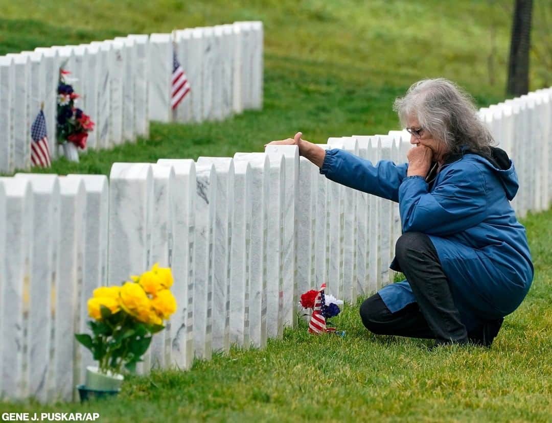 ABC Newsさんのインスタグラム写真 - (ABC NewsInstagram)「Etta Sauers of North Huntingdon, Pennsylvania, visits the grave of her husband Roy W. Sauers, a Navy veteran, at the National Cemetery of the Alleghenies in Cecil Township, Pennsylvania, on Veterans Day. #VeteransDay」11月12日 11時46分 - abcnews