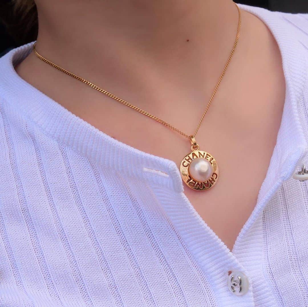のインスタグラム：「Vintage Chanel Pearl Motif Necklace from @amore_tokyo   🖤 On website search for AO30085  #vintagechanel #chanel」