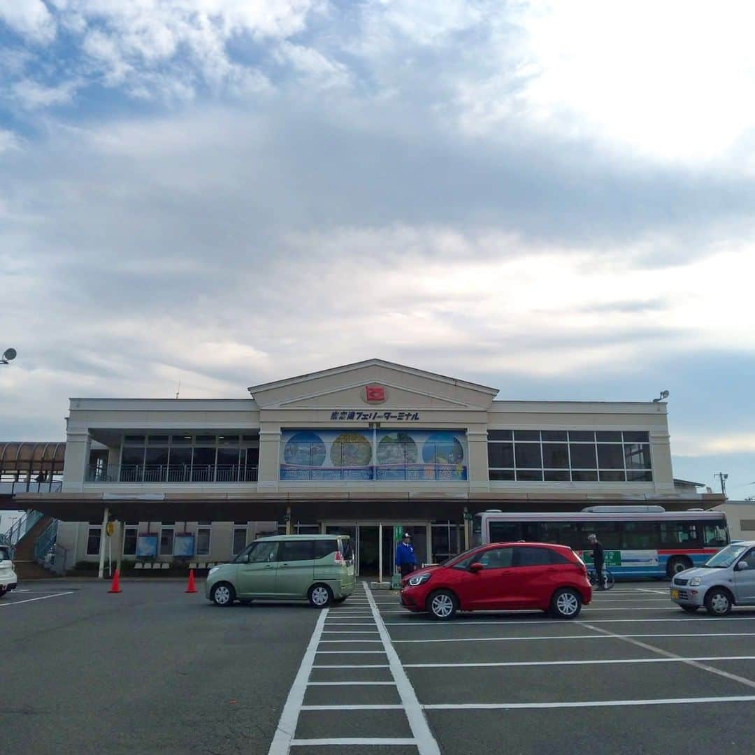 【公式】オーシャンリゾートホテル マホロバ・マインズ三浦さんのインスタグラム写真 - (【公式】オーシャンリゾートホテル マホロバ・マインズ三浦Instagram)「神奈川県の久里浜港から千葉県の金谷港までフェリーが運航しているのを知っていますか？　先日千葉に用事があり乗ったのですが、予想以上に楽しかった✨  乗船時間は約40分間。船内の売店で買ったアメリカンドッグをほおばりながら海の景色を眺め、日常から非日常へ移る心のグラデーションを感じる時間でした。  徒歩だけでなく車やバイク・自転車でも乗船できるので、千葉でゴルフやツーリングを楽しむ方なども利用されているようでした。千葉への移動手段の一つとして、フェリーという選択肢もおすすめですよー！  #海 #旅遊 #東京湾フェリー #旅行気分 #gotoトラベル #gotoキャンペーン #リゾートテレワーク #フェリー #海好きな人と繋がりたい #船 #久里浜港 #船旅 #rakutentravel #海のある暮らし #igで繋がる海 #みさきまぐろきっぷ #夏休み旅行計画 #田舎暮らし #横須賀市 #三浦半島いいところ🙌 #移住 #横須賀 #マホロバマインズ #maholovaminds #マホロバケーション #神奈川観光 #三浦半島 #マホロバ #マホロバマインズ三浦 #久里浜海岸」11月12日 12時00分 - maholova_minds_miura