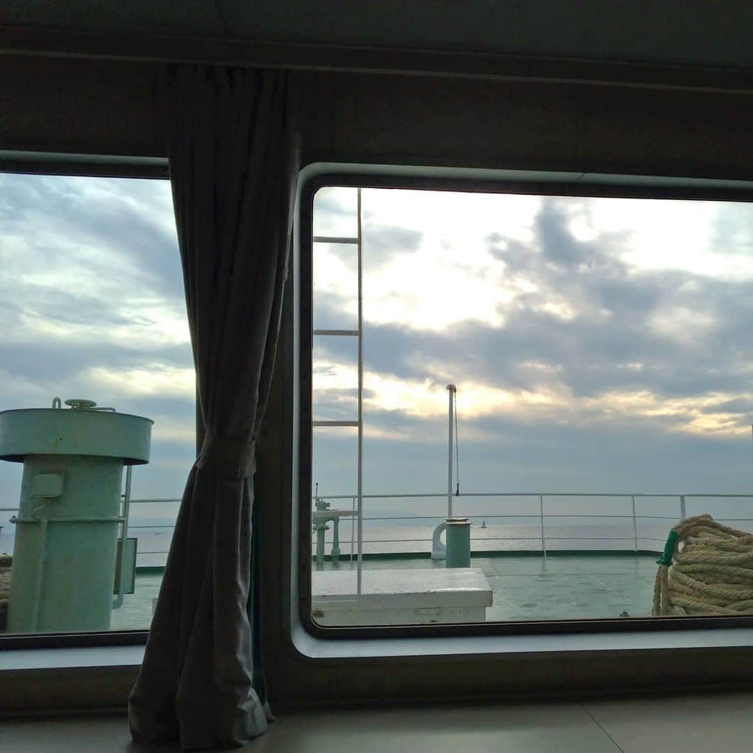 【公式】オーシャンリゾートホテル マホロバ・マインズ三浦さんのインスタグラム写真 - (【公式】オーシャンリゾートホテル マホロバ・マインズ三浦Instagram)「神奈川県の久里浜港から千葉県の金谷港までフェリーが運航しているのを知っていますか？　先日千葉に用事があり乗ったのですが、予想以上に楽しかった✨  乗船時間は約40分間。船内の売店で買ったアメリカンドッグをほおばりながら海の景色を眺め、日常から非日常へ移る心のグラデーションを感じる時間でした。  徒歩だけでなく車やバイク・自転車でも乗船できるので、千葉でゴルフやツーリングを楽しむ方なども利用されているようでした。千葉への移動手段の一つとして、フェリーという選択肢もおすすめですよー！  #海 #旅遊 #東京湾フェリー #旅行気分 #gotoトラベル #gotoキャンペーン #リゾートテレワーク #フェリー #海好きな人と繋がりたい #船 #久里浜港 #船旅 #rakutentravel #海のある暮らし #igで繋がる海 #みさきまぐろきっぷ #夏休み旅行計画 #田舎暮らし #横須賀市 #三浦半島いいところ🙌 #移住 #横須賀 #マホロバマインズ #maholovaminds #マホロバケーション #神奈川観光 #三浦半島 #マホロバ #マホロバマインズ三浦 #久里浜海岸」11月12日 12時00分 - maholova_minds_miura