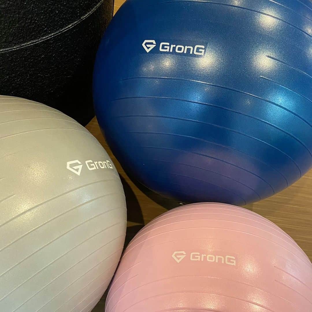GronG(グロング)さんのインスタグラム写真 - (GronG(グロング)Instagram)「「バランスボール（直径：55cm/65㎝/75cm）」発売決定👍 自宅でのトレーニングやエクササイズ、ストレッチにも活用できる「バランスボール」✨ グロングのバランスボールは破裂を防ぐ“アンチバースト”仕様で、“手ごろな価格”を予定しています✔️  5色×3サイズ（全15種）で12月上旬発売予定です❗❗ 気になることはなんでもコメントお願いします🙋」11月12日 12時00分 - grong.jp