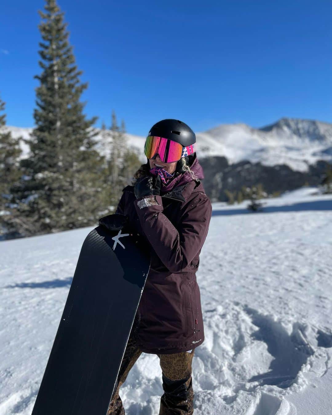 リンゼイ・ジャコベリスのインスタグラム：「Feels great to be back on/in snow ➡️ 😝」