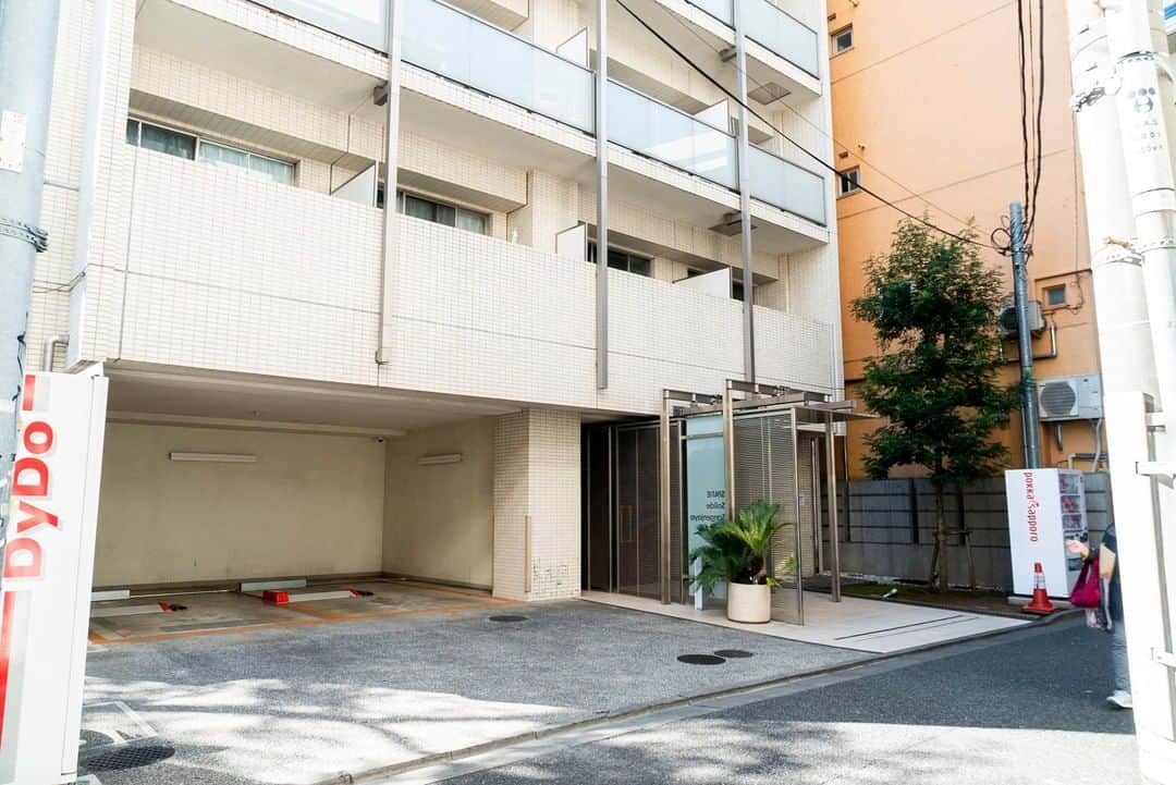せたがやクラソンのインスタグラム：「『さんちゃリサイタル 402』﻿ ﻿ ・東急田園都市線三軒茶屋駅 徒歩3分 ・10.5万円・26.24㎡・1K ___________________________________________________________________﻿  三軒茶屋。 言わずと知れた、食、カルチャー、人があつまるおもしろい街。 私も3年ほど住んでいましたが、 まだまだ知らないお店や次々に新しいお店が誕生していたりと、 知れば知るほどたのしい街！  そんな三軒茶屋から徒歩3分。 おひとりさま1Kの一室をご紹介。  8帖の洋室、玄関側に水まわりの理想的な間取り。1Kはこのつくりにかぎる。 落ち着く色合いのフローリングと白壁は、好みの家具・雑貨と合わせやすい。  ステンレスでつくられたキッチンは、ぎゅっとコンパクト。 キッチンは大きいに越したことはないですが、、ココは三軒茶屋です。 食には本当にこまらない。  ▼この物件の詳細、﻿ そのほかのお部屋はプロフィールのリンクから﻿ @setagayakurasson﻿ ___________________________________________________________________﻿ ﻿ 「オンラインでお部屋探し」スタートしました！ ご相談お待ちしております。 ﻿ ﻿https://setagayakurasson.com/online _____________________________________________________________________﻿ ﻿ #せたがやクラソン #せたがやンソン #賃貸 #お部屋探し #オンラインお部屋探し #引っ越し #内見 #部屋 #ワンルーム #ひとり暮らし #ふたり暮らし #好きな街 #暮らしを楽しむ #キッチン #家具 #世田谷 #賃貸インテリア #リノベーション #コンシェルジュ #世田谷のお部屋探し  #田園都市線 #世田谷線 #三軒茶屋 #暮らしを楽しむ #1K #知れば知るほどたのしい街 #おひとりさま #理想的1K #三軒茶屋の街をたっぷり堪能」