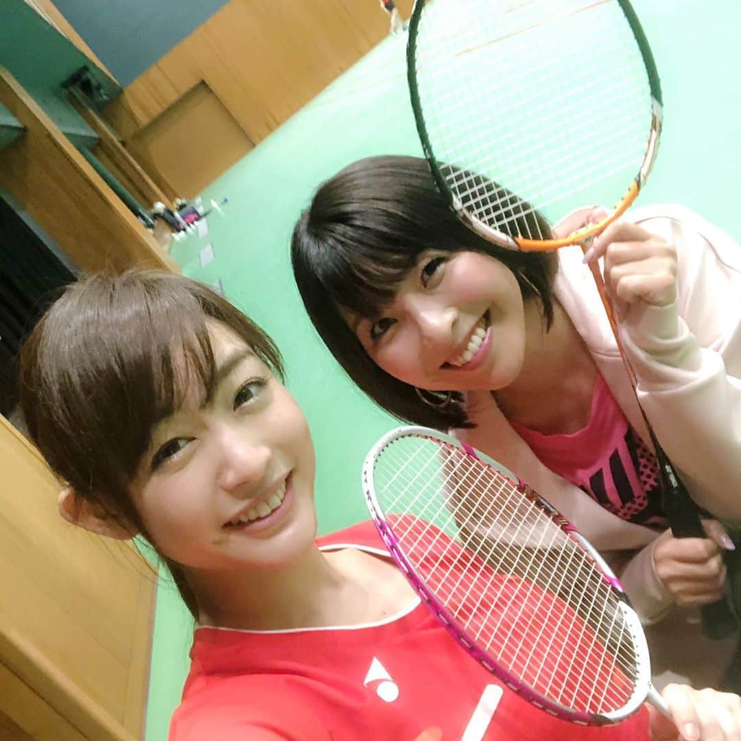 小尾渚沙さんのインスタグラム写真 - (小尾渚沙Instagram)「🏸 先日、えりなっちとバドミントンしてきました❤️ 汗だくで闘う、本気のバドミントン🤣笑 . おかげで全身バッキバキの筋肉痛ですが笑、とっっても楽しかった〜💕💪🏽 . 皆さんは汗かいてますか？？☀️ . . #スポーツの秋 #バドミントン #真剣勝負  #新井恵理那 @elina_arai #えくぼ #小尾渚沙 #フリーアナウンサー #アナウンサー #女子アナ #青学 #立教 #大学時代からのお友達 #japan #selfie #instagood #instalike」11月12日 12時01分 - obi_nagisa