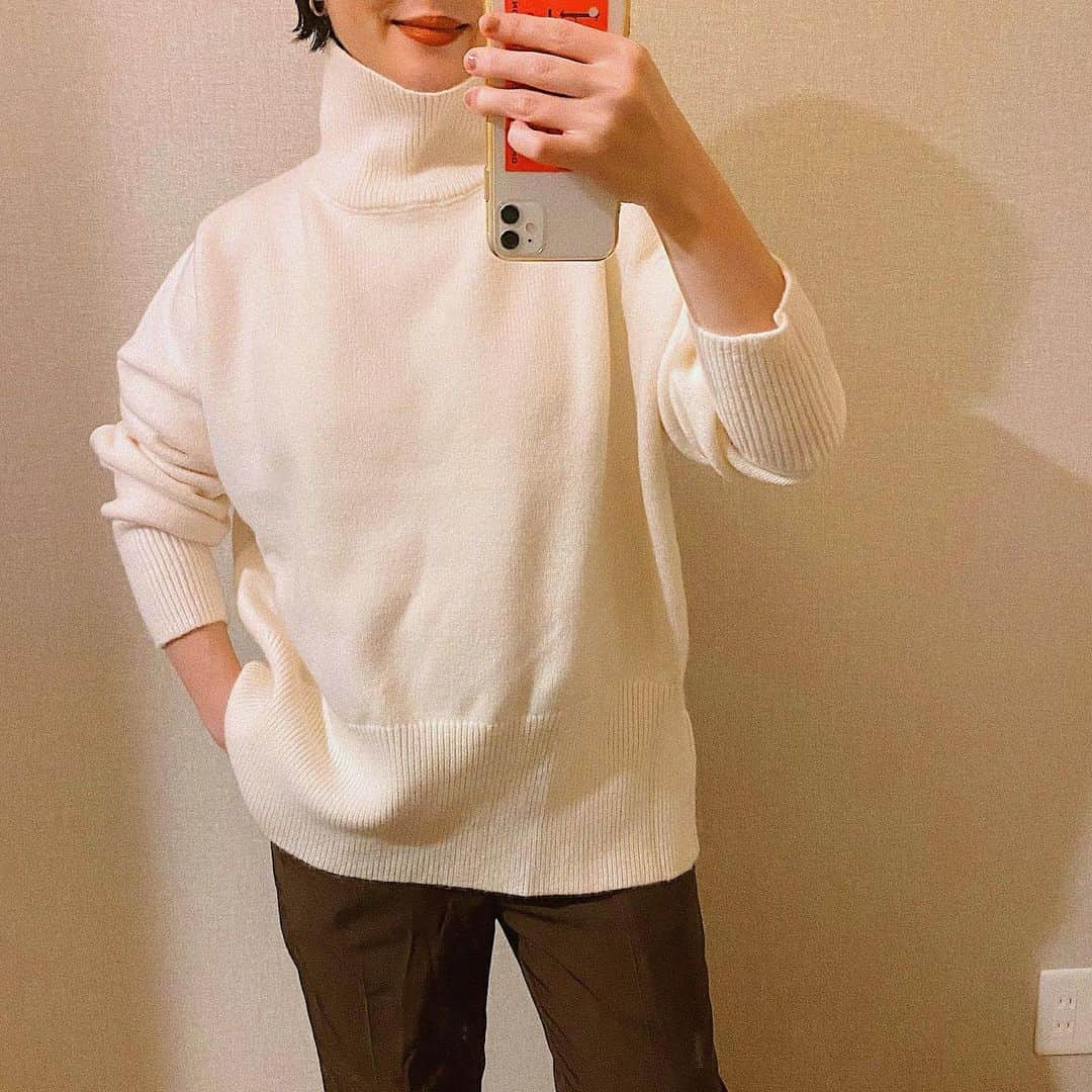 i_am_romikoのインスタグラム：「軽くて首元がちょうどいい長さ！ ホワイトのタートルだとお洋服も合わせやすい🐑🧶 @fifth_store  . .  🗣50%OFFで2点購入するとさらに20%OFFになるみたい #fifth#fifthtl#フィフス#ニットコーデ#カジュアル#冬コーデ #タートルニット#低身長コーデ #バックスリットタートルニット#ニット」