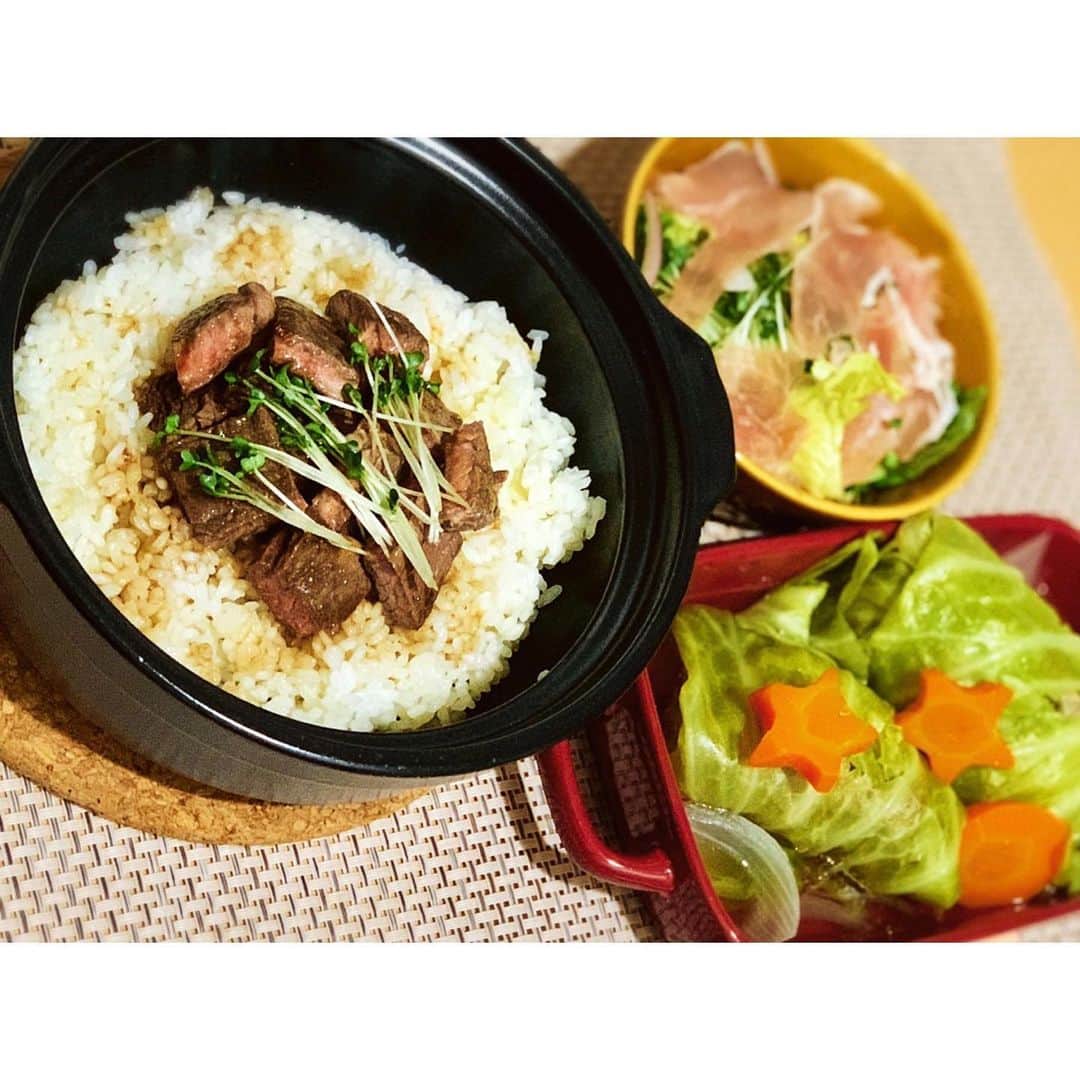 のインスタグラム：「最近作ってお気に入りのものを・・😋🍳 . ⭐️土鍋ステーキご飯 ⭐️ロールキャベツ ⭐️生ハムサラダ . . 普段家では炭水化物を食べないので、お米炊いたのいつぶりだろ〜！って感じだったので お米買うのも本当に久しぶりでした🌾 土鍋ステーキご飯は、普段料理教室でお鍋でご飯を炊くのは何度かやっているけど 土鍋はまた少し火加減が難しいですね🤔 炊くときに、和風のお出汁を入れても、コンソメをいれてもどちらも美味しいです😋✨ ステーキの味付けを和風にするか洋風にするかで使い分けると良いかな👌 . ロールキャベツは、実家から野菜がたくさん届いてキャベツも丸々あったし 最近寒くなってきたので絶対作ろうと思ってました☺️ 今回は繋ぎを使わずに、粗挽きの牛豚挽肉で✨ 種が割れないように玉ねぎはかなーりみじん切りで細かく🧅 すごい肉肉しくできた☺️❤️ 繋ぎを入れるとまろやかになるよね♪ 今日はポトフ風のスープにしたけど、クリームもトマトも合うから良いよね🤤💓 . . #model #撮影 #mc #リポーター #司会 #スポーツmc #モデル #キャスター #神戸麻衣 #料理 #冬 #土鍋ご飯 #ロールキャベツ #手料理 #料理好き #料理好きな人と繋がりたい」