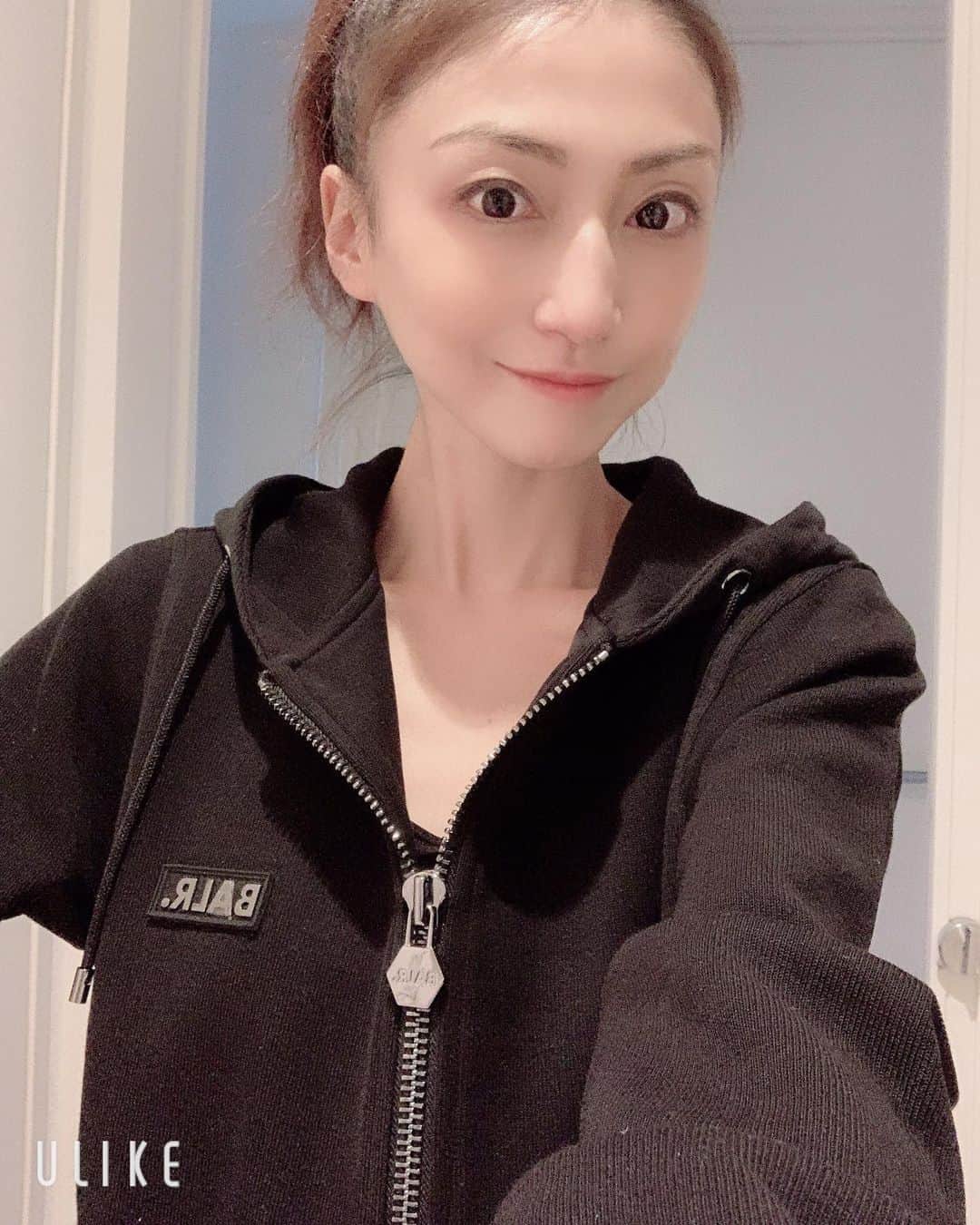 のインスタグラム：「展示会にてオーダーした秋冬のパーカー！ @balr_jpn のパーカーは着やすくおしゃれ！ いつもはついついグレーにしがちですが今回は黒！可愛い❤️ ストレッチきいていてめちゃくちゃよい！これは愛用だな！ @ami_nakagawa_  @balr_jpn  @balancestyle  @balancestyle_family @bslashfootball  @giocatore_jpn #balancestyle  #中川愛海」