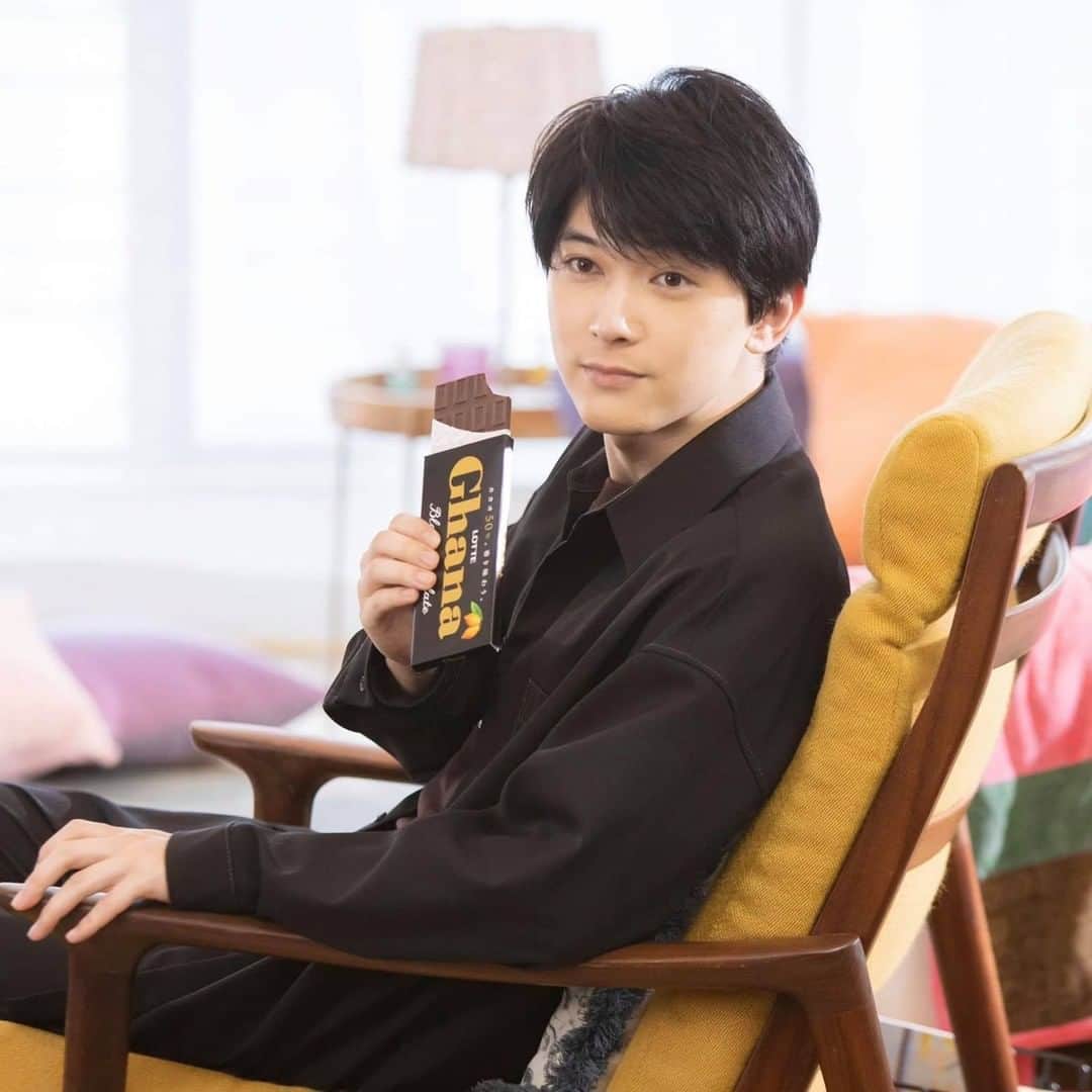 ロッテ ガーナチョコレート【公式】のインスタグラム：「＼ オフショットを大公開 📣／⠀ 皆さんお待たせしました❗⠀ 新WEBムービーのオフショットをチラっとお見せします📸🍫⠀ ⠀ ガーナブラックにちなんで、ブラックのジャケットをさらっと着こなしている吉沢さん😍⠀ “ちょうどいい”役柄での撮影は、彼女へのちょうどいいフォロー等をスマートに演じていただきました📹⠀ ⠀ 撮影後のインタビューでは、「ブラックは、ウイスキーとか飲みながら食べてもおいしそう。お酒は基本何でも飲みますが、赤ワインが割と好きです。 （ガーナと一緒に）赤ワインとも、合うかもしれないです。」と教えてくれましたよ♪⠀ ⠀ ぜひ皆さんもいろんな組み合わせで、“ちょうどいい”を見つけてみてくださいね🔍😊⠀ ⠀ 吉沢さんに“ちょうどいい”フォローされたい…！という方はコメントで挙手🙌💕⠀ ⠀ #吉沢亮 #ロッテ #ガーナ #ghana #オフショット #ガーナブラック #ガーナローストミルク #ちょうどいい亮 #ヒキョーな亮」