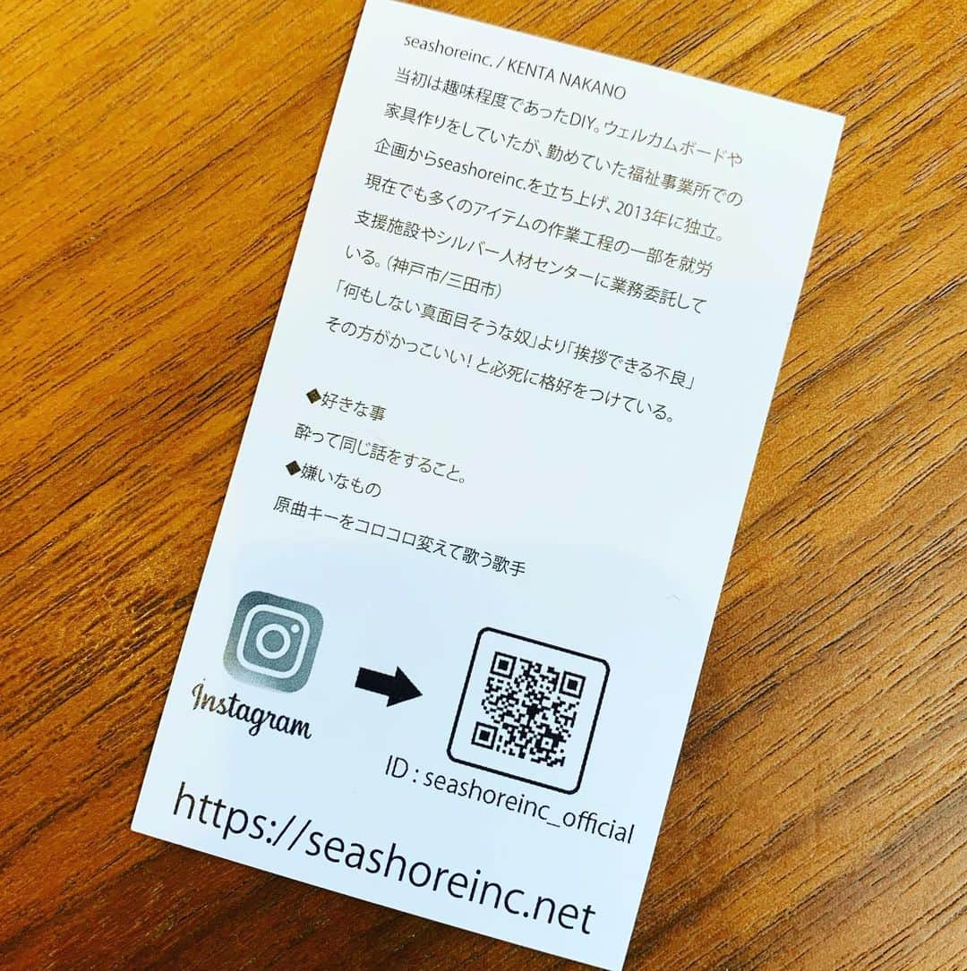 光永亮太さんのインスタグラム写真 - (光永亮太Instagram)「はい、届いた！念願だったiPhoneケース。  元々は3枚目の写真の寄せ木のボードに一目惚れして購入し、更には企業理念に深く共感し、いつか会いたいと思っていたSEASHOREINC.のKENTA NAKANO。  先日、心友の @kotawave が引き合わせてくれて、意気投合。  学年は１つ上だけど同じ年。  何ならまだ一回しか会ってないのに、 昔から知ってるような不思議な感覚。  変人だけど才能とセンスの塊。笑  ほんで選んでくれたのがBLACK×BLACK。  KENTAありがとう〜  大事に使わせてもらうわ。  #seashoreinc #caseiphone #crosswoodboard  #kentanakano #また飲もう#どれもこれもイケてる #みんなも真似していいよ #笑 #Tシャツもイケてる #才能 #センス #変人 #いい奴 #原曲キーをコロコロ変えて歌う歌手 #にならないよう頑張る」11月12日 12時07分 - mitsunagaryota