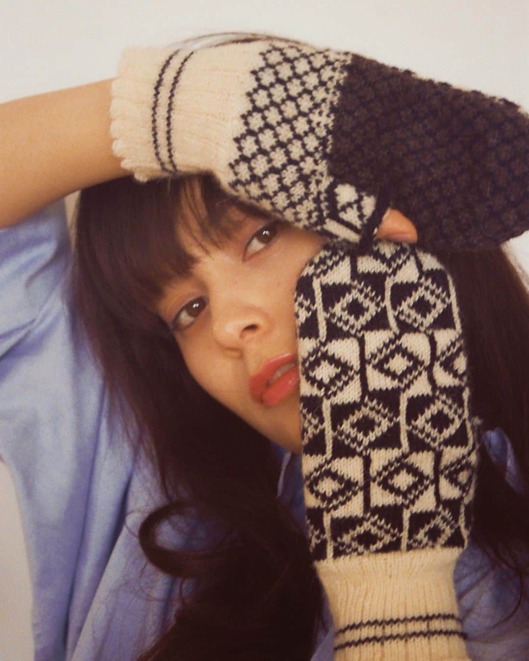 エイミーのインスタグラム：「“Saule knit mittens”  Emilyが編んでる100%ブリティッシュウールの一点物の手編み手袋🧤🧤」
