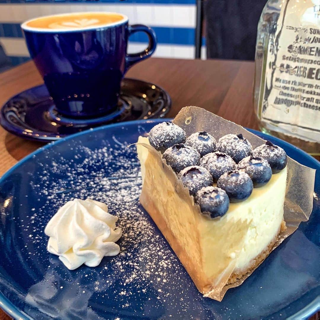 あゆまっくすさんのインスタグラム写真 - (あゆまっくすInstagram)「﻿ ﻿ ◆ブルーベリー生クリームチーズケーキ　510円(税別)﻿ ﻿ ﻿ 三軒茶屋にあるチーズケーキの専門店、cafe The SUN LIVES HEREでブルーベリーがたっぷり乗ったチーズケーキをいただきました。﻿ ﻿ 生クリームのコクを感じられるクリーミーな味わい。﻿ フレッシュなブルーベリーがよく合っておいしい💖﻿ サイズは小さめだけど、濃厚なので満足度は高いです！﻿ ﻿ セットドリンクは一部を除き＋370円。﻿ リーズナブルなのにカフェラテもしっかりおいしくてうれしい〜﻿ ﻿ 平日の13時すぎに着いて、最後の1席に座れました。﻿ 席数がかなり少ないけど注文したものはすぐに出てくるし、あんまり長居する感じでもないので回転は早そう◎﻿ ほかのチーズケーキも食べてみたいのでまた行きます☺️﻿ ﻿ ﻿ 提供期間: 通年﻿ 訪問店舗: cafe The SUN LIVES HERE(三軒茶屋駅から徒歩約7分)﻿ ﻿ ﻿ ﻿ ﻿ #cafeTheSUNLIVESHERE#TheSUNLIVESHERE#cheesecake#チーズケーキ#スイーツ#デザート#いいね返し#カフェ好きな人と繋がりたい#cafe#tokyo#tokyocafe#tokyofoodie#カフェ#カフェ巡り#カフェ部#三軒茶屋カフェ#三軒茶屋グルメ#三軒茶屋食べ歩き#三軒茶屋」11月12日 17時35分 - ayumax666