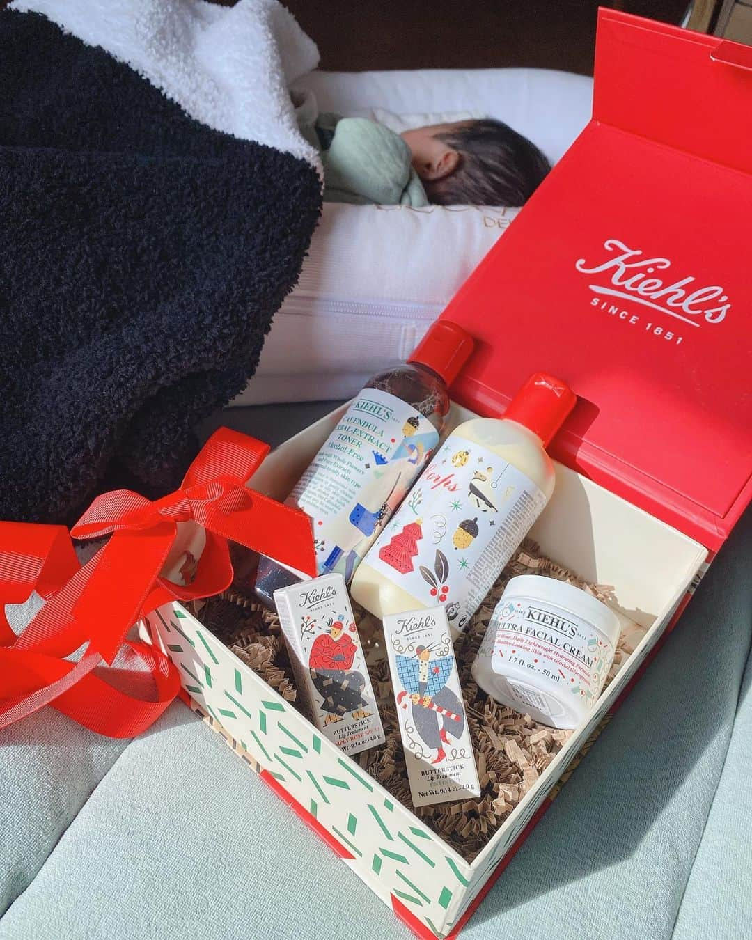 鬼辻麻衣さんのインスタグラム写真 - (鬼辻麻衣Instagram)「🎄 🎁 🎅​ ・ 今年も @kiehlsjp から可愛いギフトボックスが、、❤️​ しっかりと保湿してくれる、冬にぴったりなアイテムが入っててめちゃくちゃ嬉しい😍​  しかもホリデイ限定デザインになってる・・・🎅🤎  乾燥する季節にマストなクリーム UFCは、これだけでも高保湿でしっとりするので、めんどくさがり屋の旦那さんにもプレゼント👨🏻‍🦱✨​  可愛いラッピングだから、プレゼントするのも貰うのもテンションがあがります🥰​  #キールズ #キールズホリデイ2020 #pr​」11月12日 17時35分 - kitsumai