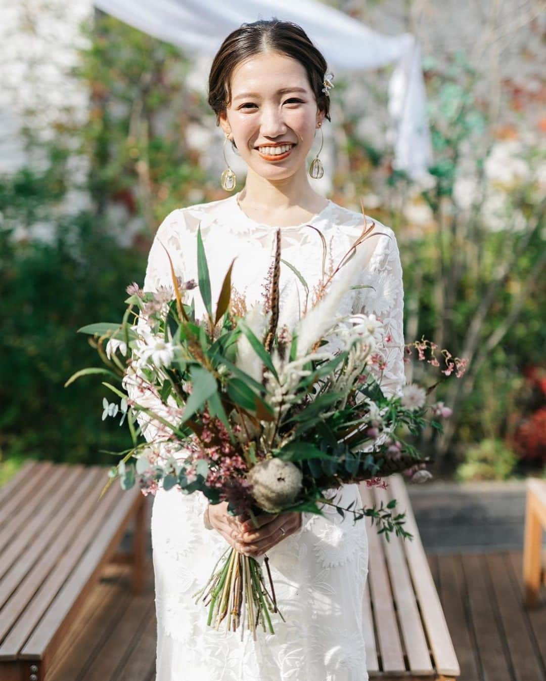 ARCH DAYS Weddingsさんのインスタグラム写真 - (ARCH DAYS WeddingsInstagram)「【今日のコラム】ブーケや装花で最近よく見る！ぴょんぴょん飛び出す“エアリーアレンジ”９選💐﻿ ﻿ ﻿ _ _ _ _ _ _ _ _ _ _ _ _ _ _ _ _ _ _ ﻿ ﻿ ﻿ ウェディングで今大注目のネクストトレンドが、お花がぴょんぴょん飛び出したエアリーアレンジ。﻿ ﻿ エアリーアレンジとは、アレンジメントの中に「空気」が入り、お花に動きを感じるようなアレンジメントのこと👆🏻﻿ ﻿ いち早く取り入れたい花嫁さんへ、アレンジ方法や素敵な実例をご紹介します🦢﻿ ﻿ ﻿ _ _ _ _ _ _ _ _ _ _ _ _ _ _ _ _ _ _﻿ ﻿ ﻿ ▽記事に飛ぶには﻿ ストーリーズからリンクをチェック﻿ ﻿ ﻿ -----﻿ ﻿ ﻿ DIYコラムのモデルになってくれる花嫁さんを大募集🤍﻿ ﻿ @archdays_weddings をフォロー＋ #archdays花嫁 をつけて投稿するだけで応募完了！﻿ ﻿ ARCH DAYSのプロフィールブックやウェルカムボードなど、DIYコラムのモデルさんとして、編集部からお声がけをさせていただきます💄﻿ ﻿ 沢山のご応募お待ちしています♩﻿ ﻿ ﻿ -----﻿ ﻿ ﻿ ▽ARCH DAYSトップページはこちらから☑︎﻿ @archdays_weddings﻿ プロフィールのリンクから﻿ ﻿ ▽KIDS & BABYのパーティーアイディアはこちら☑︎﻿ @archdays﻿ ﻿ ﻿ -----﻿ ﻿ ﻿ ARCH DAYSに会員機能ができました💁‍♀️﻿ ﻿ 気になる記事や写真をクリップして、もっと便利に！自分だけのページを作れます📎﻿ ﻿ また、会員登録をしてマイページからパートナーを招待すれば、2人でイメージを共有可能に♩﻿ ﻿ ﻿ -----﻿ #archdays #archdays_wedding #アーチデイズ #アーチデイズウェディング #ブーケ #ブーケ迷子 #ウェディングブーケ #ウエディングブーケ #結婚式ブーケ #ブライダルブーケ #花嫁ブーケ #装花 #装花コーディネート #装花イメージ #ウェディング装花 #結婚式装花 #会場装花 #高砂装花 #テーブル装花 #ゲストテーブル装花 #会場装飾 #結婚式装飾 #ウェディング装飾 #高砂装飾 #ゲストテーブル装飾 #テーブルコーディネート #プレ花嫁 #卒花嫁﻿ -----」11月12日 17時36分 - archdays_weddings