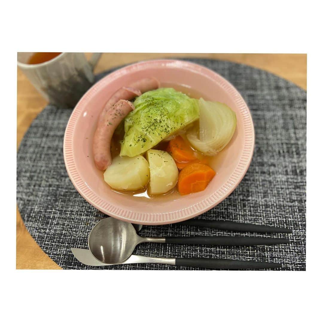 大山未希さんのインスタグラム写真 - (大山未希Instagram)「🍲  寒くなってきたからスープは必須。  簡単でいいね👍  切って煮込むだけだし🤣  #ポトフ #みきごはん🍙 ↓」11月12日 17時38分 - miki_oyama1003
