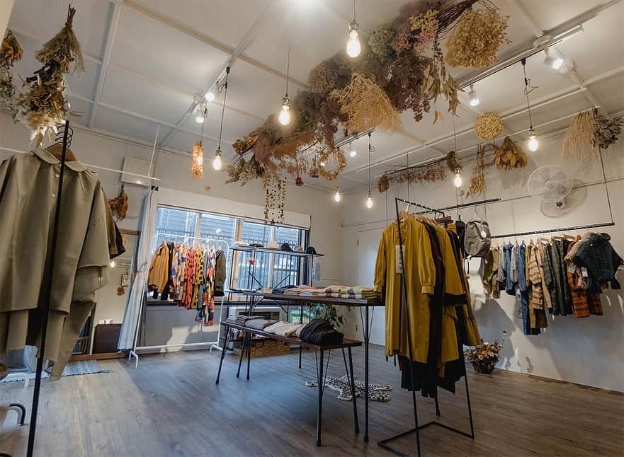 poroco（ポロコ）さんのインスタグラム写真 - (poroco（ポロコ）Instagram)「2020年8月に札幌市桑園にオープンにした子供服のselect shop「FHAT AND U」✨ “ふわっとゆるくファッションを楽しむ”をコンセプトに、国内外からセレクトしたとっておきのアイテムを用意しています❗️ 取り扱う商品は、北海道初上陸となる「GRIS」や「WOLF&RITA」を始め、デザインだけでなく品質への拘りが強いブランドばかりで、他店では出合えないものばかり。 店頭で試着できるので、袖を通して着心地の良さを感じてみて。 きっと、お気に入りの一着が見つかるなず。  ギフト包装も対応してくれるので、出産祝いや誕生日、クリスマスの贈り物などにもオススメ！🎁  商品や着こなしについてはお店のInstagramも参考にして。 @FHATANDU @MARURU_SELECT  FHATANDU 080-6085-9425 札幌市中央区北6条西15丁目3-1 https://www.instagram.com/fhatandu/  インショップ　韓国こどもふく「MARURU」 https://www.instagram.com/maruru_select/  #FHATANDU #MARURU #子供服 #子供服セレクトショップ #子ども服 #キッズファッション #ファッション #オシャレ #オシャレコーデ #GRIS #WOLF&RITA #キッズコーデ #こども #ファッションコーデ #札幌 #桑園 #プレゼント #誕生日 #クリスマス #出産祝い #出産祝いギフト #poroco #ポロコ」11月12日 12時13分 - poroco_magazine