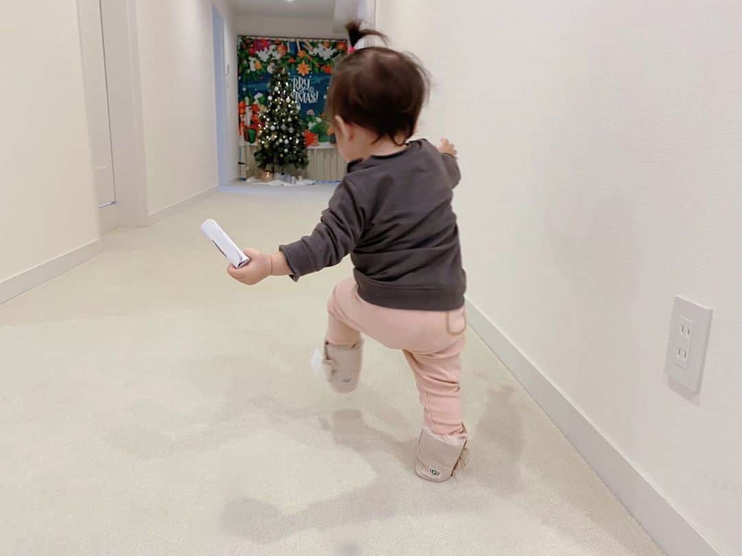 近藤千尋のインスタグラム：「誕生日プレゼントに頂いた @uggjapan  の靴を 嬉しそうに履いて歩く👶❤️ (もちろん家は土足厳禁です。笑)  お外で早く歩きたいね💜 十愛と同じ時期に歩き出した美羽😂 もうますます目が離せません…🤶🎅 彼女のテーマ曲 ジャンボリーミッキー🎄笑  #躍動感」