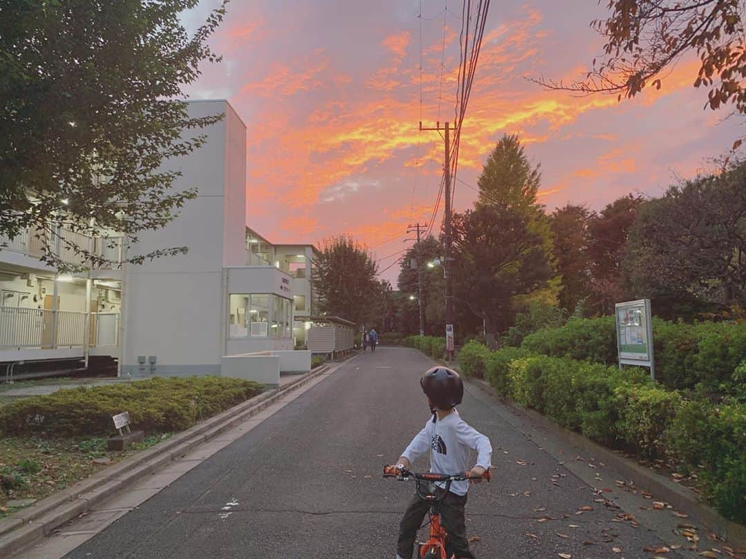 高見まなみのインスタグラム：「引越し前日。 長男との思い出ばかりの大切な街を、最後にふたりでサイクリング。 最高の夕焼けでした。  #思い出の場所  2020.11.8」