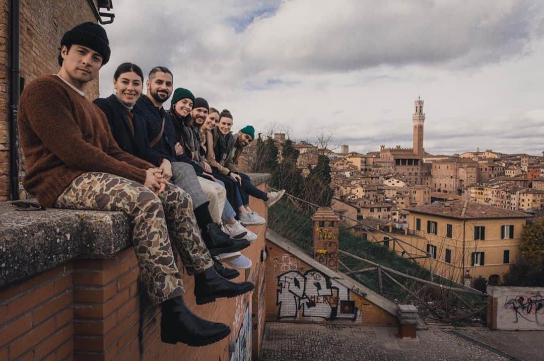 キャサリン・マコーミックのインスタグラム：「This photo was taken the day everyone found out that the virus had spread to Italy. We had no idea what was in store for the rest of the year, but we were all so happy to be together, celebrating, and exploring.   As the holidays are approaching, I am reminiscing on this adventure and feeling super grateful for all of the moments I have had to travel with the ones I love over the years.   Miss you Framily. 🤎🍂」