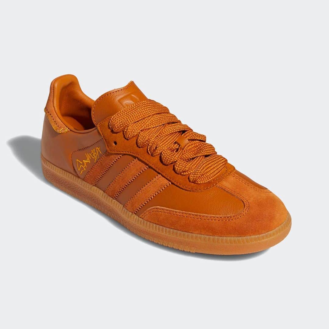 HYPEBEASTさんのインスタグラム写真 - (HYPEBEASTInstagram)「@hypebeastkicks: @jonahhill and @adidasoriginals‘ Samba collaboration has surfaced in a new “Craft Ochre/Tech Copper/Ecru Tint” colorway. Made from premium leather with suede panels, the shoe features “Craft Ochre” stitching on the heel, the unique hand-scrawled Samba moniker and Hill’s initials on the heel tab, as well as a yellow tiger head on the leather-lined insole. Joining the sneaker is a never-before-seen capsule collection comprising puffer jackets, chino trousers, and sports shorts. Check it all out via the link in our bio. The collaboration is set to release on @adidas’ website on November 13, then at retailers like @hbx on November 14. Photo: adidas」11月12日 12時21分 - hypebeast
