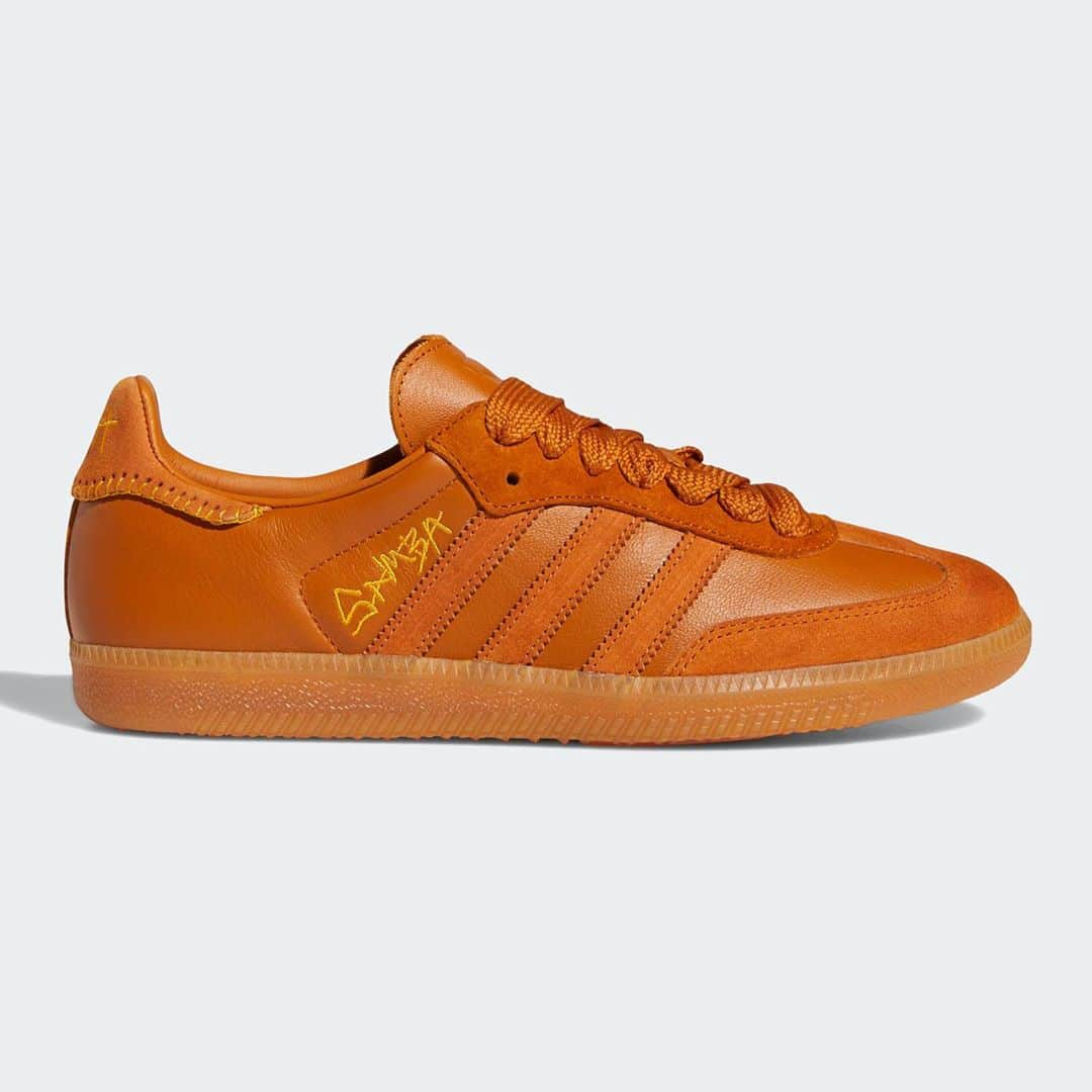 HYPEBEASTさんのインスタグラム写真 - (HYPEBEASTInstagram)「@hypebeastkicks: @jonahhill and @adidasoriginals‘ Samba collaboration has surfaced in a new “Craft Ochre/Tech Copper/Ecru Tint” colorway. Made from premium leather with suede panels, the shoe features “Craft Ochre” stitching on the heel, the unique hand-scrawled Samba moniker and Hill’s initials on the heel tab, as well as a yellow tiger head on the leather-lined insole. Joining the sneaker is a never-before-seen capsule collection comprising puffer jackets, chino trousers, and sports shorts. Check it all out via the link in our bio. The collaboration is set to release on @adidas’ website on November 13, then at retailers like @hbx on November 14. Photo: adidas」11月12日 12時21分 - hypebeast