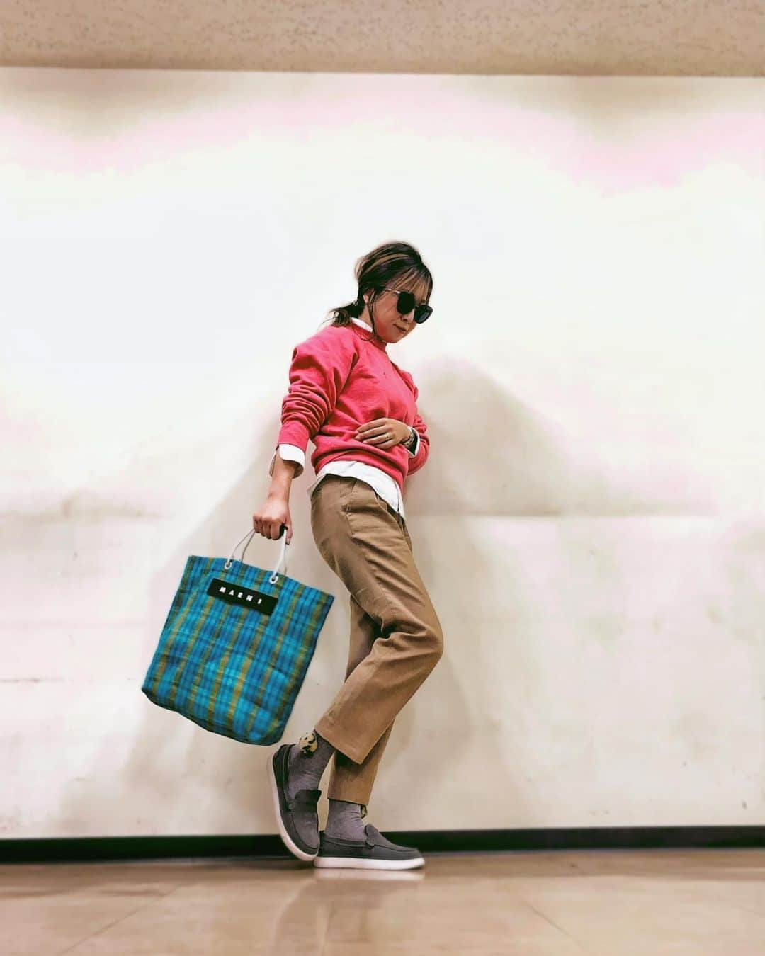 pisatamagoさんのインスタグラム写真 - (pisatamagoInstagram)「見えるかなぁ。 靴下のぼんぼりがお気に入り。 いい歳してって言わないで❤️🤣 トップスは @fukuzo.official  の相当前の古着🙏  #pink#ピンクコーデ#綺麗色#シンプルコーデ#シンプル#パンツコーデ#シャツコーデ」11月12日 12時24分 - audreysunnyday