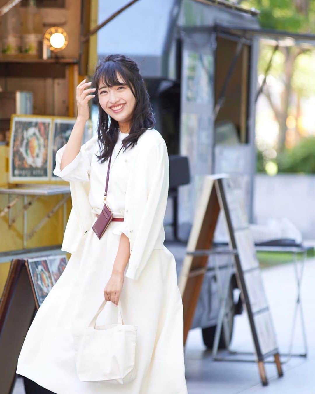フジテレビアナウンサーのインスタグラム：「. フジテレビ女性アナウンサーカレンダー2020 撮影の裏側🎬をご紹介…今日は10月編❣️  去年は新人だった藤本アナのフレッシュな表情をお届け🥰 昼休み、キッチンカーにランチを買いにくる新入社員🔰声をかけるとくるっと振り返り、笑顔を向けてくれる… そんなイメージを膨らませながら撮影開始😆  ところが😵風が強かった…🌀 何度も顔に髪がかからないようにかきあげ、ポーズをとり直していたけれど、それでもピューピュー吹くビル風に最後は爆笑するしかなかった🤣  すでに後輩ができた藤本アナの、この日だけ見せた表情。楽しんでくださいね😉  恒例カレンダー撮影の裏側リポートは、同じく新人🔰だったあの人… FODアナマガにて配信中です🎥 https://fod-sp.fujitv.co.jp/s/genre/announcer/sera002/a002110041/  ご自宅にいながら、お台場めぐりができる フジテレビ女性アナウンサーカレンダー2020 そして、 フジテレビ女性アナウンサーカレンダー2021～Welcome to Fuji Television～　 をよろしくお願いいたします☺️ ‪‪※‪‪フジテレビ公式通販サイト「フジテレビe！ショップ」、フジテレビショップほか全国書店にて販売されております🙋🏻‍♀️  #藤本万梨乃 @marino.fujimoto1030  #フジテレビアナウンサー」