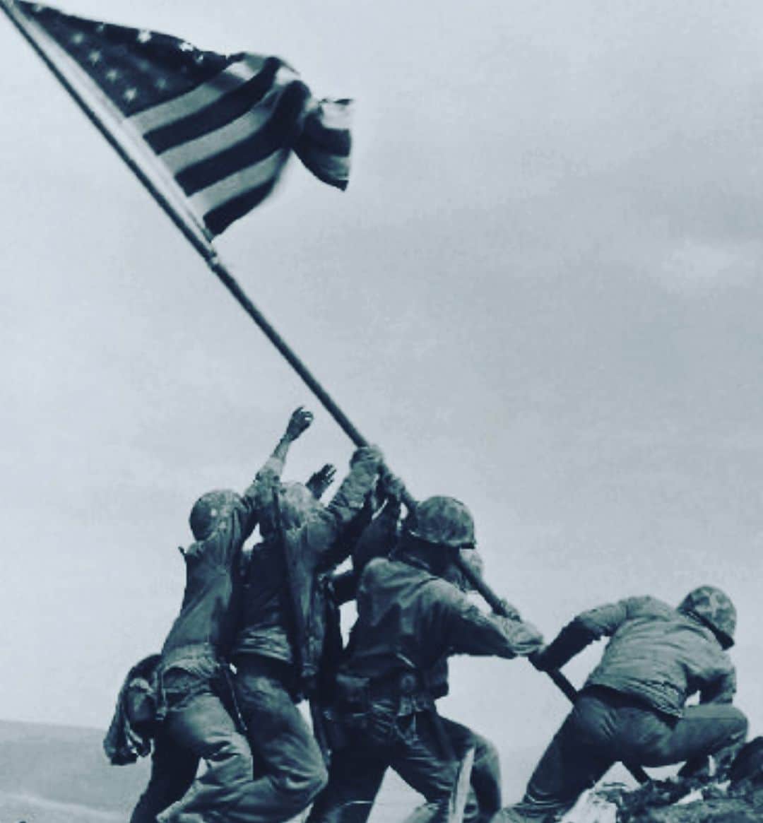 D・W・モフェットのインスタグラム：「As the day closes, let me add my voice of thanks to those who have given of themselves to preserve our liberties. And let us not forget how those liberties are currently held hostage by the cynical madman in the White House and his circle of sycophants. They dishonor all those who served and continue to serve.  May they someday feel the shame they have brought upon themselves.」