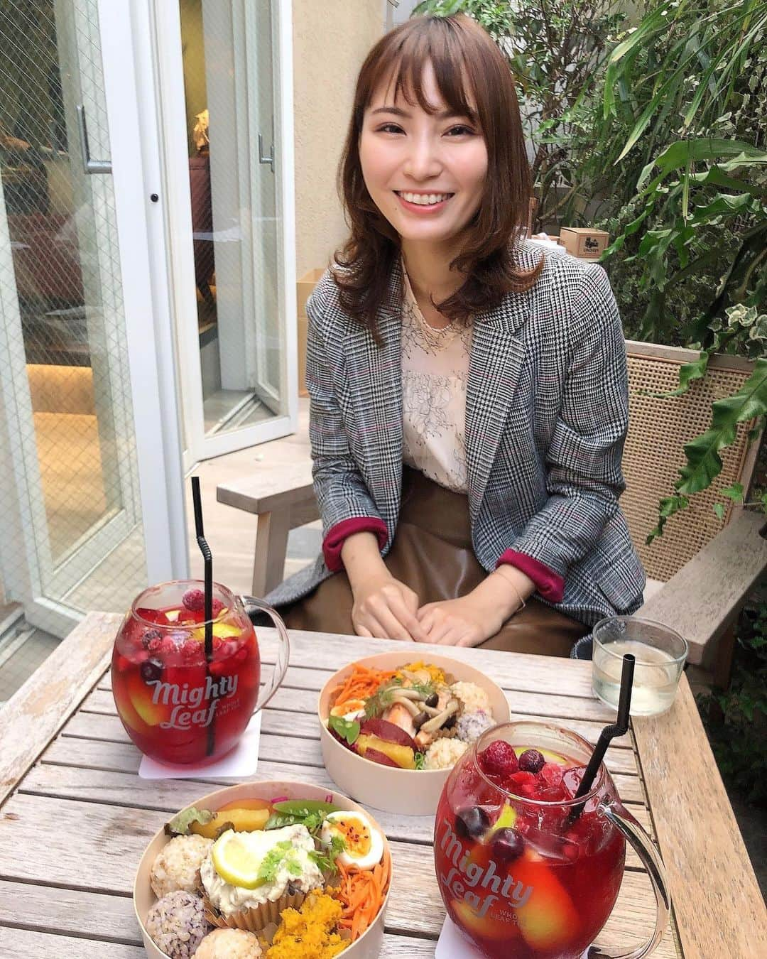 松田唯花さんのインスタグラム写真 - (松田唯花Instagram)「表参道にあるお気に入りのお店『キュラティヴ キッチン』🍴 CURATIVE（治療）をコンセプトにしたカフェで、ハーブを使ったフード、ドリンクが豊富。 おいしいのはもちろん、見た目も華やかで✨女子会にぴったりのお店！　 一緒に行ったりささんも喜んでくれて良かった☺️💕  この日は、テイクアウトかテラス席でいただけるお弁当、甘酸っぱいレッドレモネード🍱🍹 お弁当自体はそんなに大きくないけど、品数が多くて栄養たっぷりのものを食べれるから満足感💯  見た目からしてテンションが上がるので、ケータリングにもおすすめです❤️  #curativekitchen #omotesandocafe #omotesandolunch #表参道ランチ #表参道カフェ #キュラティヴキッチン  #ヘルシーごはん」11月12日 12時42分 - yuika_matsuda.official