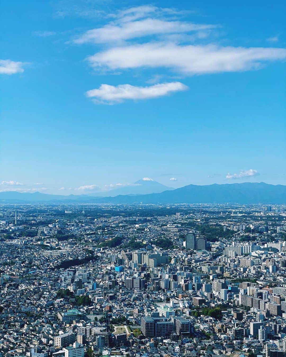 横浜ロイヤルパークホテルのインスタグラム：「空気が澄み、富士山が顔を出してくれるようになりました🗻  #横浜ロイヤルパークホテル #yokohamaroyalparkhotel #横浜 #yokohama #ホテル #hotel #ホテルからの景色 #view #viewfromhotel #富士山 #thepreferredlife #royalparkhoteljp」