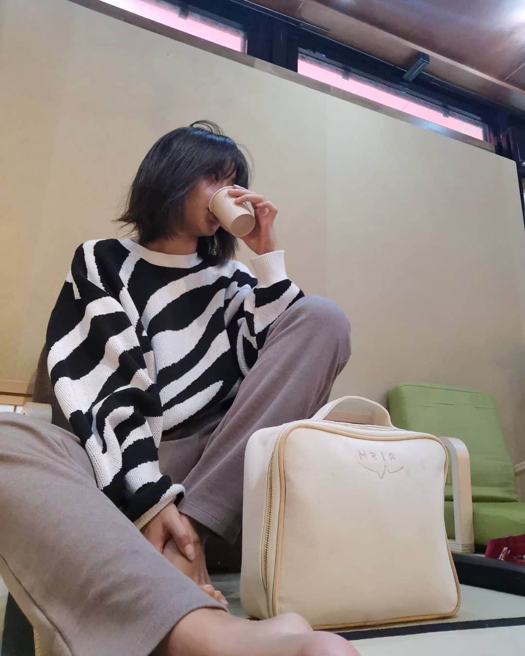 脇田恵子のインスタグラム：「寝て起きて @ofurocafe.bijinyu お風呂カフェびじん湯♨️ 朝5時からやっててコーヒーも飲み放題😌👌☕  お風呂グッツもちょっとした お菓子もたくさん売ってていいですねぇ。  備付 シャンプーコンディショナーボディソープ  #移動暮らし  #キャンピングカー生活 #風呂巡り」