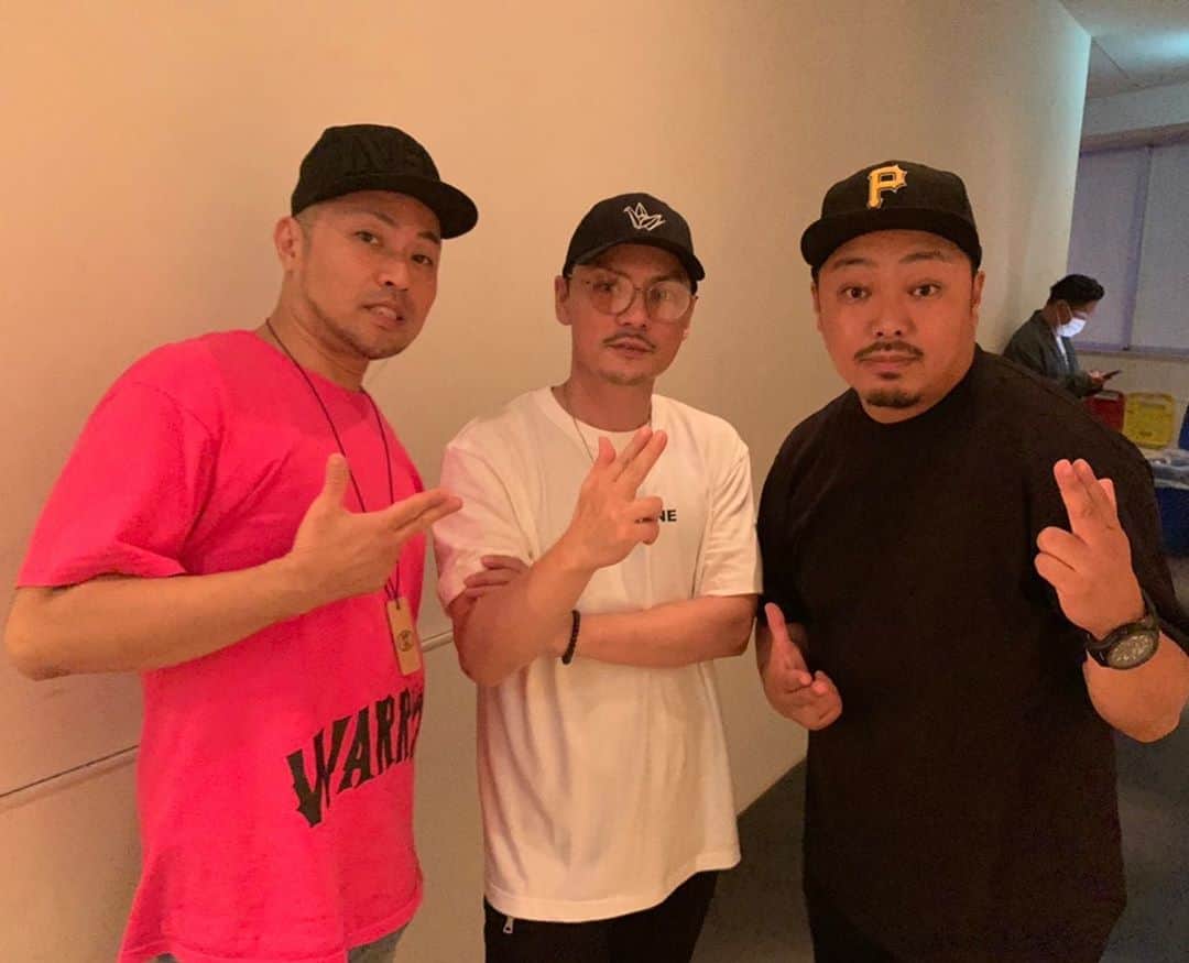 SPICY CHOCOLATEのインスタグラム：「✴︎ 仕込みのDUBを通り越して @infinity16telac は、 直角ガンフィンガー腕立て⁉️  主役の @sweetsop_shinji は、 直角ガンフィンガー逆立ち⁉️  もの凄い仕込みを 準備してるらしい...  レゲエ好き直角軍団は、 SWEETSOP ONE SOUND DANCE 『#イキザマ』11月22日 (日曜日) at. 渋谷THE GAME に全員集合🔥  #SOUNDMAN #Forever #直角ガンフィンガー」