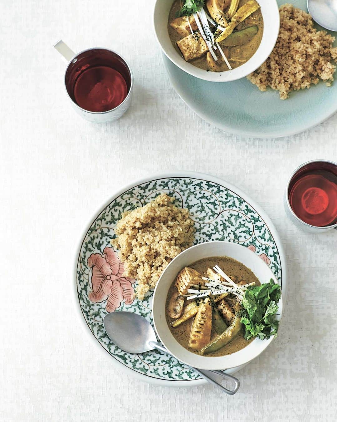 ケリーのインスタグラム：「Kelly’s Recipe BITORE MESHI  ・ Spirulina Green Curry 🍛🌱 ・ スピルリナは60種類以上の栄養素、 9種のアミノ酸、たんぱく質が豊富です😉 ・ スーパーフードの王様と言われるぐらい スピルリナが栄養が高い🌱👑✨ ・ そして、スピルリナは放射能排出や、 デトックスが効果期待できるって 言われています。 ・ スピルリナの粉末はちょっとクセが あるのでカレーに食われると味が 気ならないのでおすすめです🙌😉 ・ #kellysrecipebitoremeshi #vegan#eatclean」