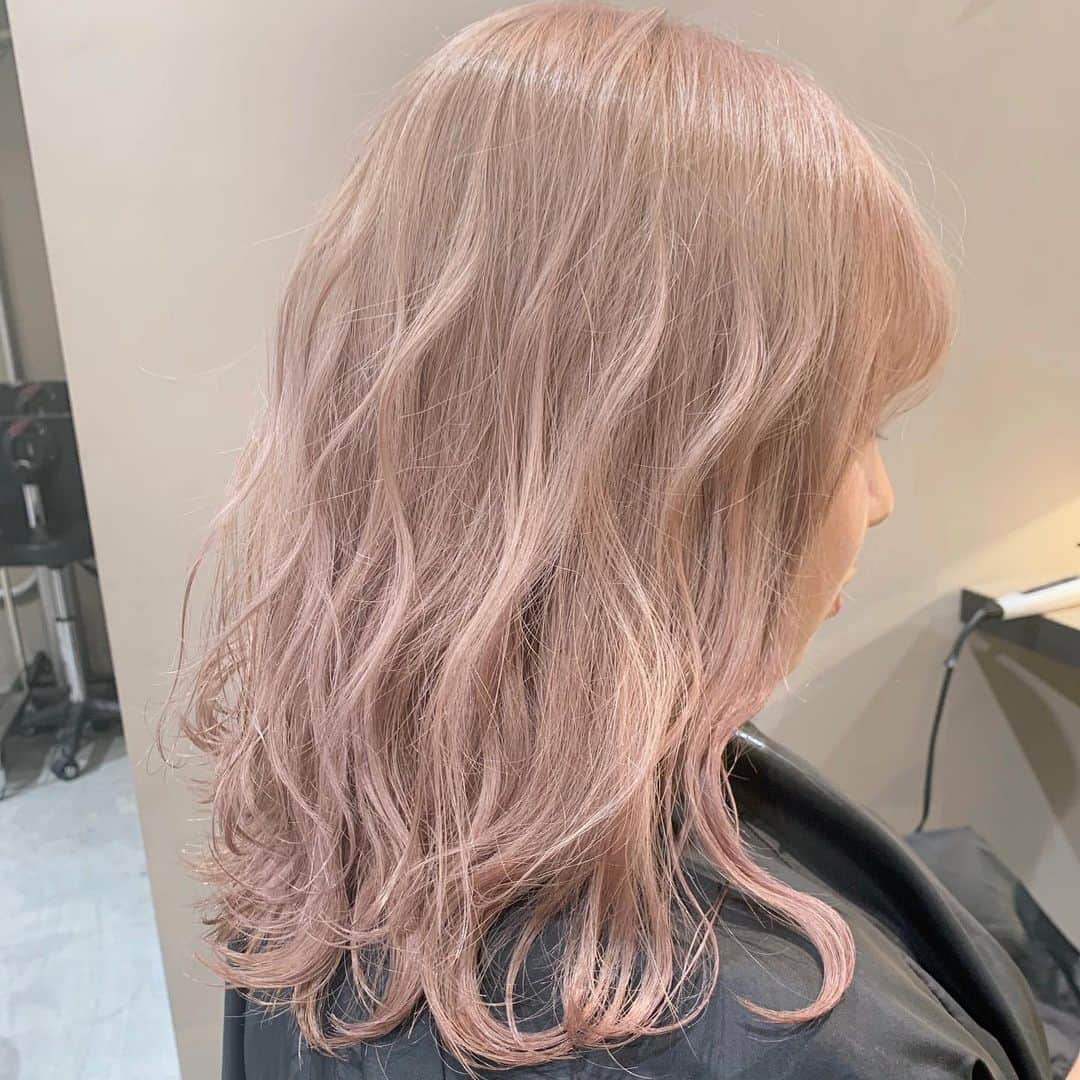 Beleza_official_instagramのインスタグラム：「ブリーチ2〜3回です！ ・ ・ ・ ・ ご覧頂きありがとうございます😊 ・ Beleza sibuya(ベレーザ　シブヤ)スタイリストの山田京介です！ ＊ダメージレスでヘアカラーを楽しみたい！ ＊希望の色になった事がない ＊色落ちまで綺麗なカラーがしたい ＊美容院に迷ってる ＊お家でのホームケアがわからない  〜 menu 〜 ご新規の方はお得なクーポンございます！  お客様と長い付き合いが出来る様に施術を心がけております！ ○カット+カラー　【¥6,500] ○Wカラー(ブリーチ1回.カラー)　【¥11,000】 ○ハイブリーチ(ブリーチ2回.カラー)【¥17,000】 (カットはプラス3000円になります) (ブリーチメニューのみセミロング+¥1,000.ロング¥1,500いただいております)  トリートメント ○ 3stepトリートメント【¥2,000】 ○TOKIO 4step トリートメント【¥5,500】 ○TOKIO 5stepトリートメント　【¥10,000】 ＊TOKIOは全てブリーチからオンカラー前にするので 非常にダメージレスでカラーが出来るのでとってもオススメです！ ＊5step トリートメントにはホームケア付きです！ 絶対失敗したくない方は指名の方オススメしております😊 ・ ・ ・ ・ ・ ○○○○○○○○○○○○ ・ ⏰ご予約可能営業時間⏰ ・  10:00〜22:00 営業時間外やホットペッパーで✖️なところはご相談ください！ ・ ・  Beleza sibuya 東京都渋谷区神宮前6-14-19 神宮前ハッピービル9F 🏢」