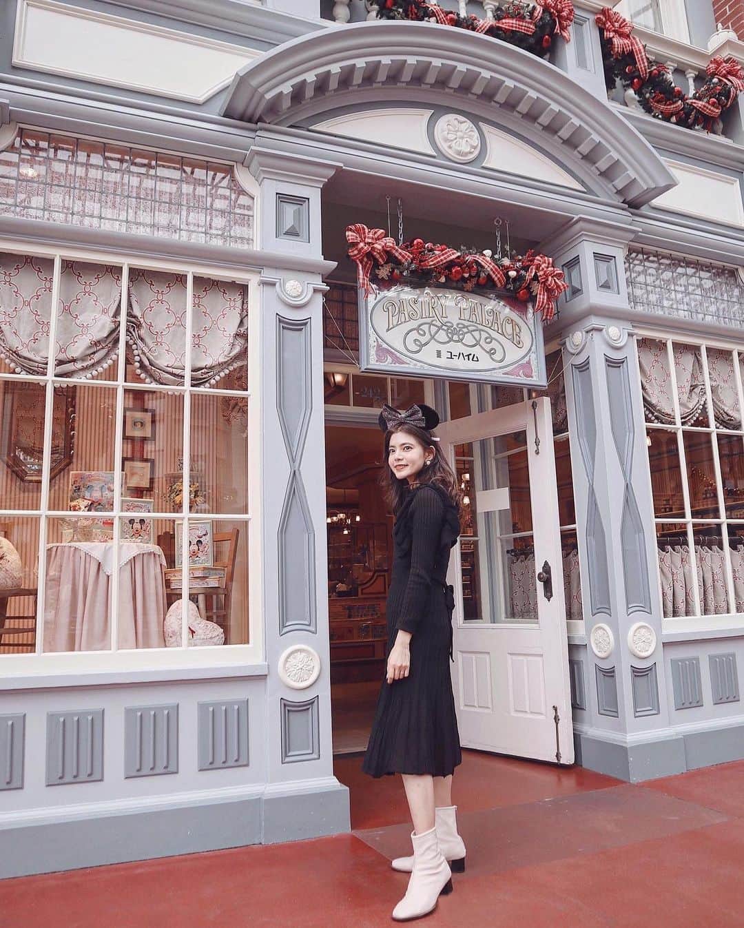 のインスタグラム：「ディズニーコーデ🎄  @toyome_official のニットワンピース1枚でサラッと着れるし フリルが付いてて可愛い🧶 形が綺麗だよ〜！  .  #arii_code#Toyome#disney#disneyland#ディズニー#ディズニーランド#ディズニーコーデ#プチプラコーデ#クリスマスディズニー#ディズニークリスマス」