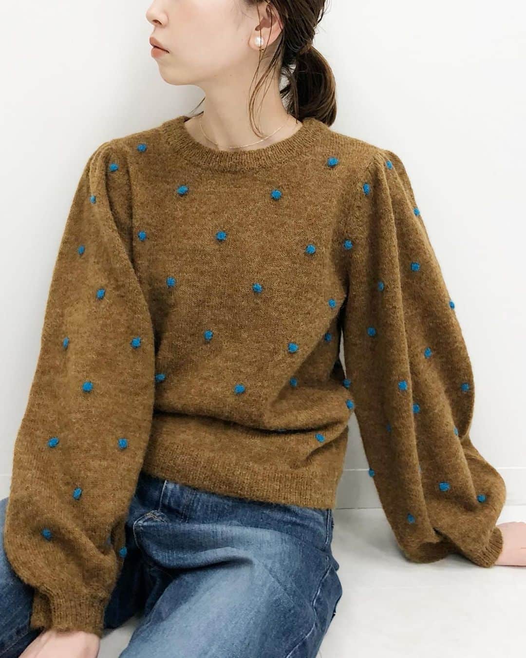 はれこのインスタグラム：「楽しみに待っていたドット柄ニット🐹🧶 IENAのバイヤーSさんが 入ってきたよって教えてくれました🥰♡ . キャメルもネイビーもかわいいけど、 わたしはキャメル推し🍩 水色のドットがめっちゃかわいいな〜♡ . #iena #イエナ #baycrews #ベイクルーズ #gestuz #knit」