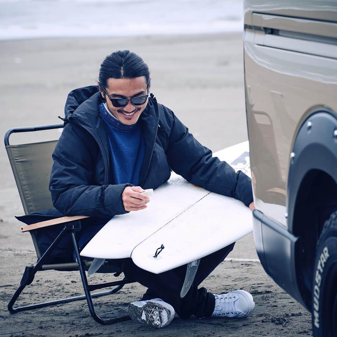 ビラボンのインスタグラム：「海に入る前も、そして上がった後もSTAY WARM. @hideyoshi_surf   タップしてアイテムをチェック! ADVENTURE DIVISION" A/DIV(エイディブ）SOLOTEX KAWADA DOWN ジャケット。  #BillabongAdventureDivision」