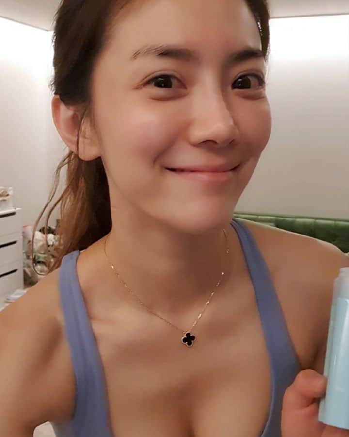 ユ・ハナのインスタグラム：「"홈트로 어떻게 운동하세요?" 질문을 참 많이 받았을때, 저는 전문적으로 하는 것도 아니고 먹을 거 다 먹고, 애들 재워놓고 TV소리 작게 해놓고 😅 처음엔 진짜 진짜 하기 싫었는데 어쩌다보니 안하면 뭔가 종일 먹은 내 자신한테 실망스러워 이틀에 한번 3일에 한번꼴로 하게 되는거라 자신있게 말씀드리기 힘들더라구요😭 예쁘게 만들어가는 몸도 아니고 몸짱이 되려고 준비하는 것도 아니지만 매일 하다보니 그래도 똥배가 조금씩 들어가고🤣🤣밤마다 홈트로 잔뜩 땀 흘리고는 씻으러 가기 전 남편에게도 나도 뭔가 애엄마지만 내자신을 위해 열심히 사는 여자야! 하고 보여주는 것같아서, 혼자 속으로  '난 짱 멋져' 의 느낌도 나더라구요. ㅋㄱㄱㄲㅋ 남편은 아무생각없을텐데 말이에요 푸핫😅🤣😂  집에서 운동하니 처음엔 땀💦도 잘 안나고  뭐가 뭔지 모르겠고 그러던 중 땀폭크림과 슬림탱글크림이 💦열땀💦나게 해주고 라인👙을 잡아주면서 열정이 생기더라구요! 💪💪💪 땀이 많이 나니 진짜 운동할 맛 나요.👍 심지어 요즘 아침일찍 스쿨버스 태워주러 길건너 가면서도 추워서 바르고 나가는 꼼수까지 생겼어요 후끈후끈🤣  정말 추천하고 싶어요.  그리고 저와 비슷한 상황의 아이엄마라면 함께 홈트이야기도 나누는 시간이 되면 좋겠어요💛   ‼️붓기완화 및 피부탄력평가 인체적용시험을 완료하고(디펜핏 셀라이트크림)  운동 후 피부온도 및 땀 배출량평가 인체적용시험완료 (디펜핏 2X버닝플렉스크림) 에 피부안전성평가까지 모두 완료한 신일제약의 믿을 수 있는 제품👍   ➡️셀라이트크림은  다리붓기나 셀룰라이트가 있는 곳에 바르는 마사지롤이 들어있는 시원한 크림으로 1회사용으로도 즉각적 피부탄력증가에 도움을주며 4주사용 후 ✔붓기스트레스완화 ✔보습력좋음 ✔쿨링효과만족  ✔발림성좋음 ✔용기사용편리 ✔흡수성좋음 등의 평가를 받은 제품으로 인정받았어요!   ➡️버닝플렉스크림은 근육통은 없게 해주면서 2배의 운동효과를 주는,  미친듯이 땀이 나서 칼로리소모까지 배를 만들어주는 땀폭발크림이에요.  살을빼자하는 예상기간보다 훨씬 빨리 눈으로 보이는 느낌이에요. 운동 후 피부온도 및 땀 배출량평가 인체적용시험완료 👌 피부안전성평가 완료 👌  저는  버닝플렉스크림 은 땀폭발크림  셀라이트크림은 슬림탱글크림 이라 불러요!  한마디로 알 수 있죠❤ ⬇️ 운동전 땀이나길 원하는부위에  땀폭발크림인 디펜핏크림을 가볍게 발라주세요!  전 어깨, 뱃살, 팔뚝,옆구리, 종아리 이렇게 보통 바르고 홈트시작해요. 그리고 가벼운 운동이든 뽜이팅넘치는 운동이든 운동을 해주세요.  몸이 뜨거워지면서 더 운동하고픈 열정도 업되고 평소보다 엄청난 땀이 난답니다. 운동 후 셀라이트크림(슬림탱글크림)으로 부드럽게 마사지해, 혈행개선과 쿨링마사지로 붓기개선과 셀룰라이트있는 부위에 쿨다운해주세요.   다이어트는 평생의 숙제 🤬 다리붓기는 늘 스트레스 👿  땀폭크림과 슬림탱글크림이 홈트만하는 저에게 많은 도움이 되었어요♡  운동할 시간이 없어도  집앞산책시에도 땀폭크림바르면 체온상승으로 몸을 따뜻하게 해준답니다. 추위 많이 타시는 분들께도 전 추천👍크크 슬림탱글크림은 아무생각없이 티비보면서 다리에 조금씩 짜면서 롤링해주시면 보습+탄력+혈행개선 의 임상실험까지 완료한 제품이니 믿고 쓸 수 있어욧!   아! 땀폭크림바르시고 열운동하시면 몸이 엄청 덥고 뜨거울 수 있어요. 양을 조금씩 늘려서 사용하면서 자신에게 맞는 양을 써보세요^^  그리고 열감이 사라진 후에 샤워를 해주세요. 열감이 남아있을때 따뜻한 물이 닿으면 더 강하게 느껴질 수 있어요!!   오늘부터 주말까지 우리 겨울에 열운동하고 여름에 자신잇게 내놓고 다닙시다아아아🙊  ❤땀폭크림 버닝크림 과 슬림탱글크림 셀라이트크림은  주말까지 프롬하나닷컴 (www.fromhana.com)  ❤문의는 카톡 아이디검색  ( 프롬하나cs )  ❤프롬하나 오피셜계정은 ( @fromhana111 )」